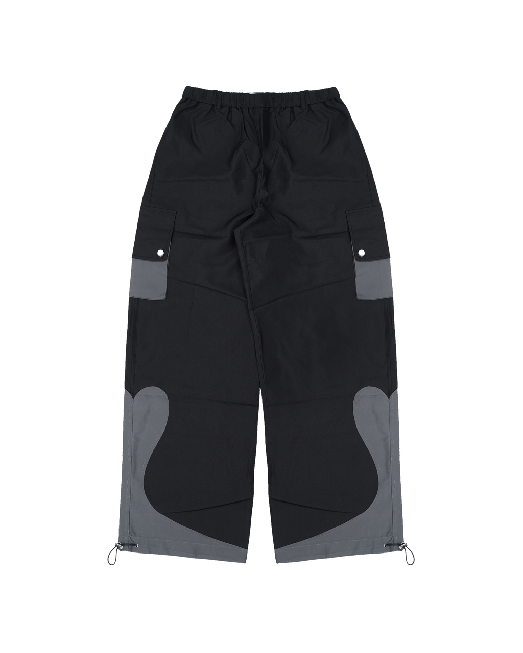 Vorderansicht der gleichen Hose, ebenfalls freigestellt. Sichtbar sind die aufgesetzten Cargotaschen an den Seiten mit grauen Elementen sowie die geschwungenen, zweifarbigen Einsätze an den unteren Beinpartien. Der Schnitt ist weit und sportlich, mit funktionalem Design.