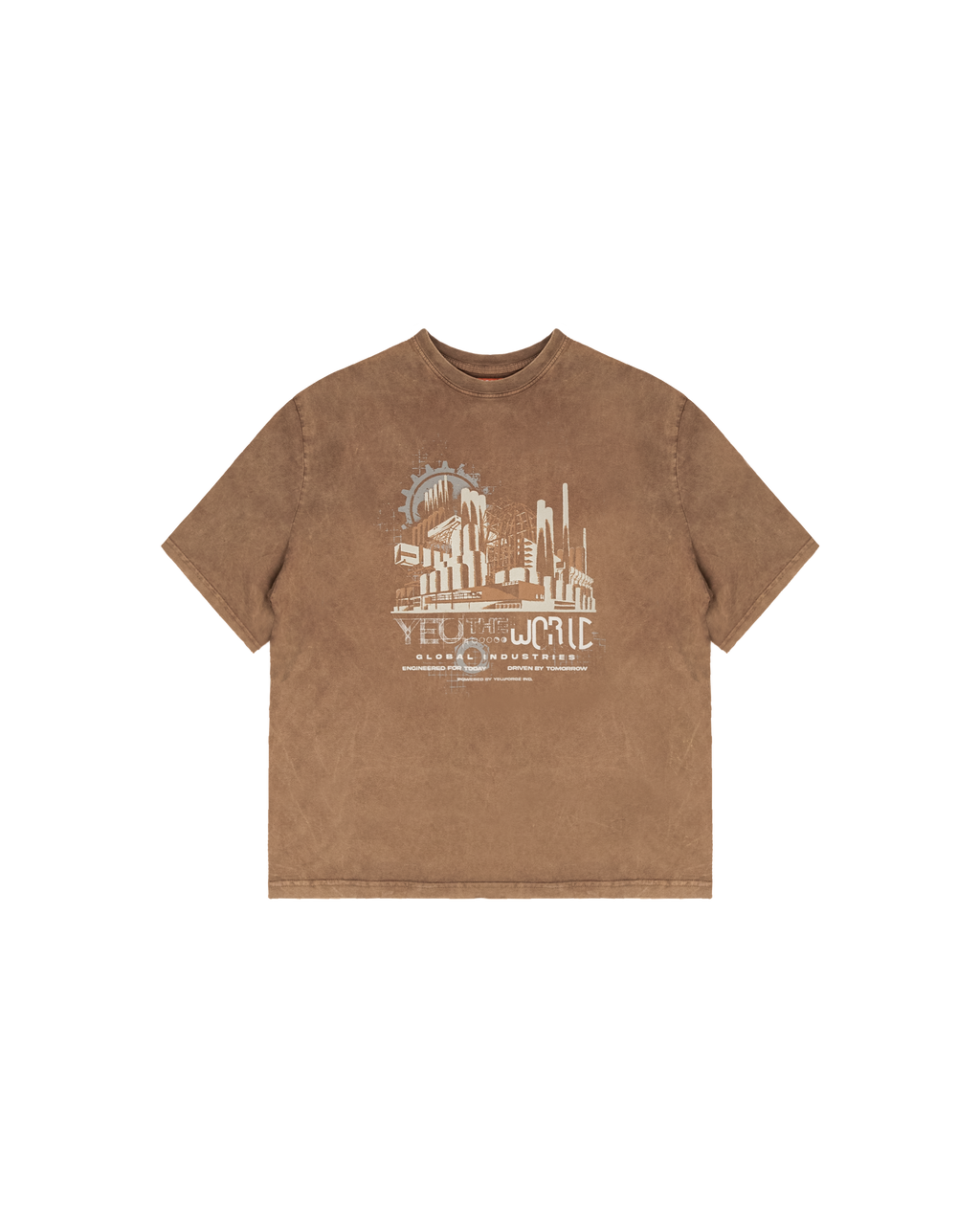 Freigestelltes braunes T-Shirt mit industriellem Frontprint in hellen Beige- und Blautönen. Der Print zeigt eine futuristische Stadtlandschaft mit Gebäuden, Zahnrädern und dem Schriftzug „YEU THE WORLD – GLOBAL INDUSTRIES“.