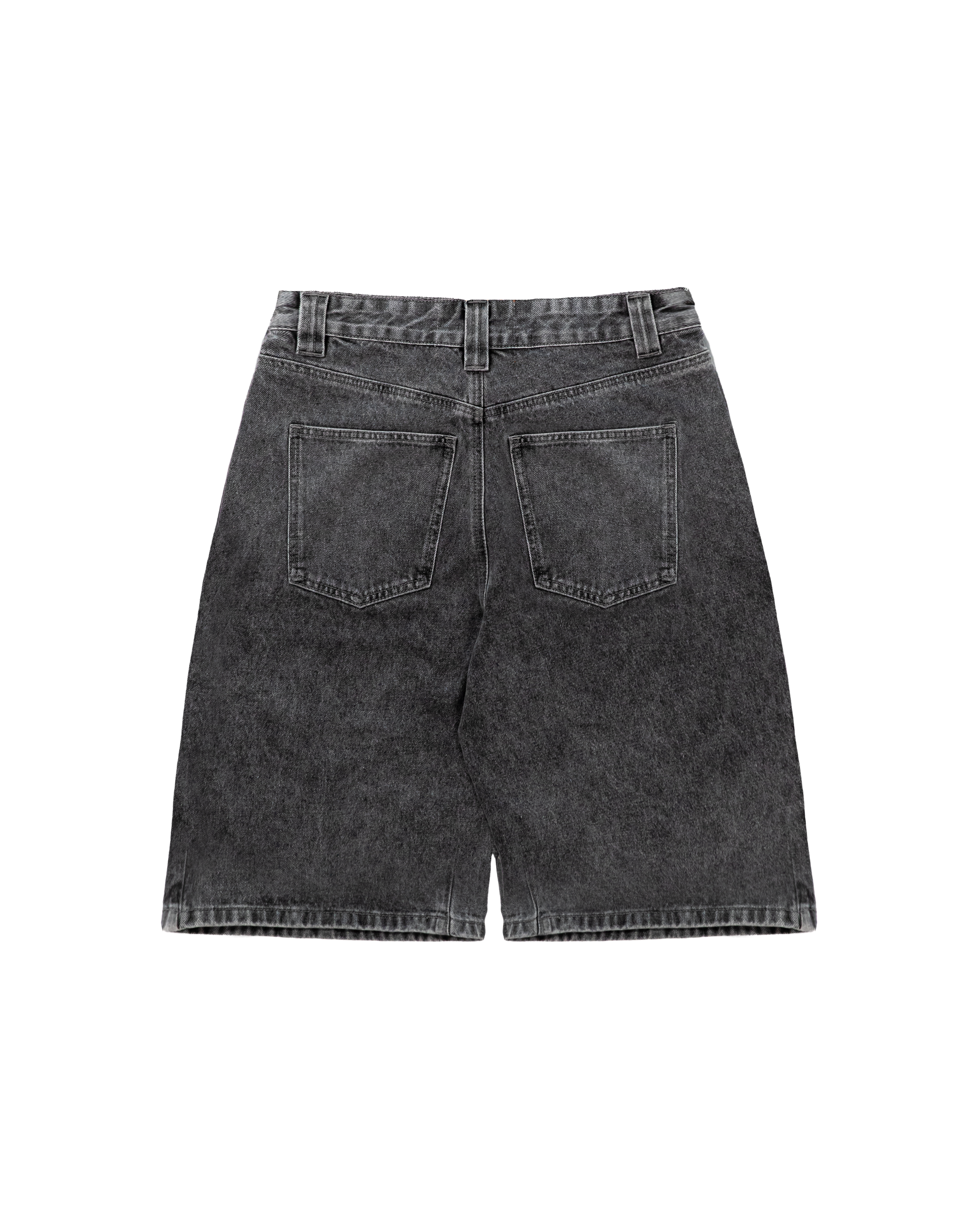 Freisteller der Vorderseite der hellgrau verwaschenen Bermuda-Shorts. Sichtbar sind Taschen, Knopfverschluss und Herz-Karabiner an der Gürtelschlaufe.