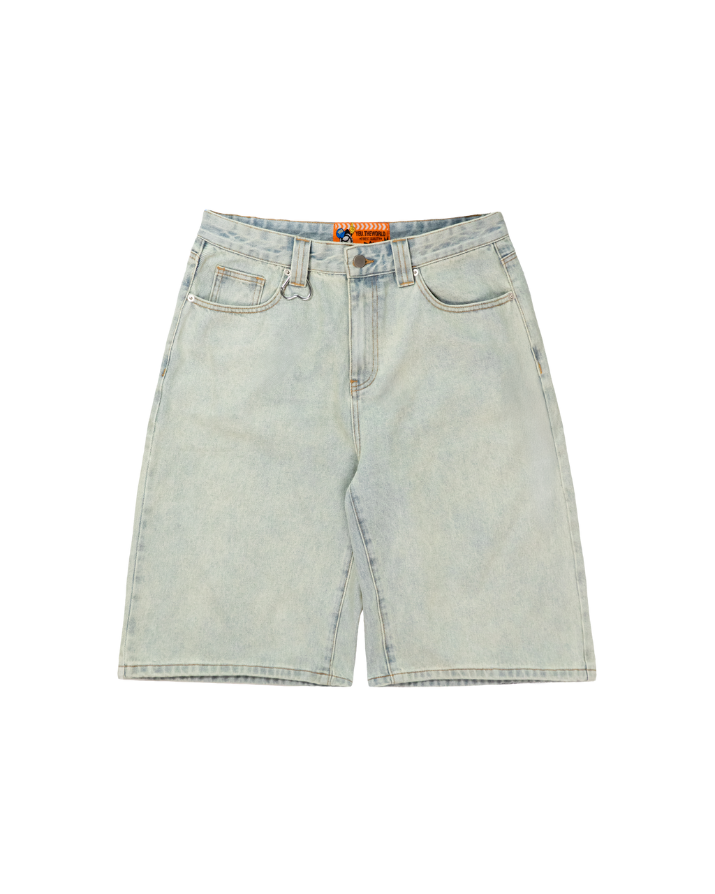 Freisteller der Vorderseite der hellblauen Bermuda-Shorts. Sichtbar sind Taschen, Knopfverschluss und Herz-Karabiner an der Gürtelschlaufe.