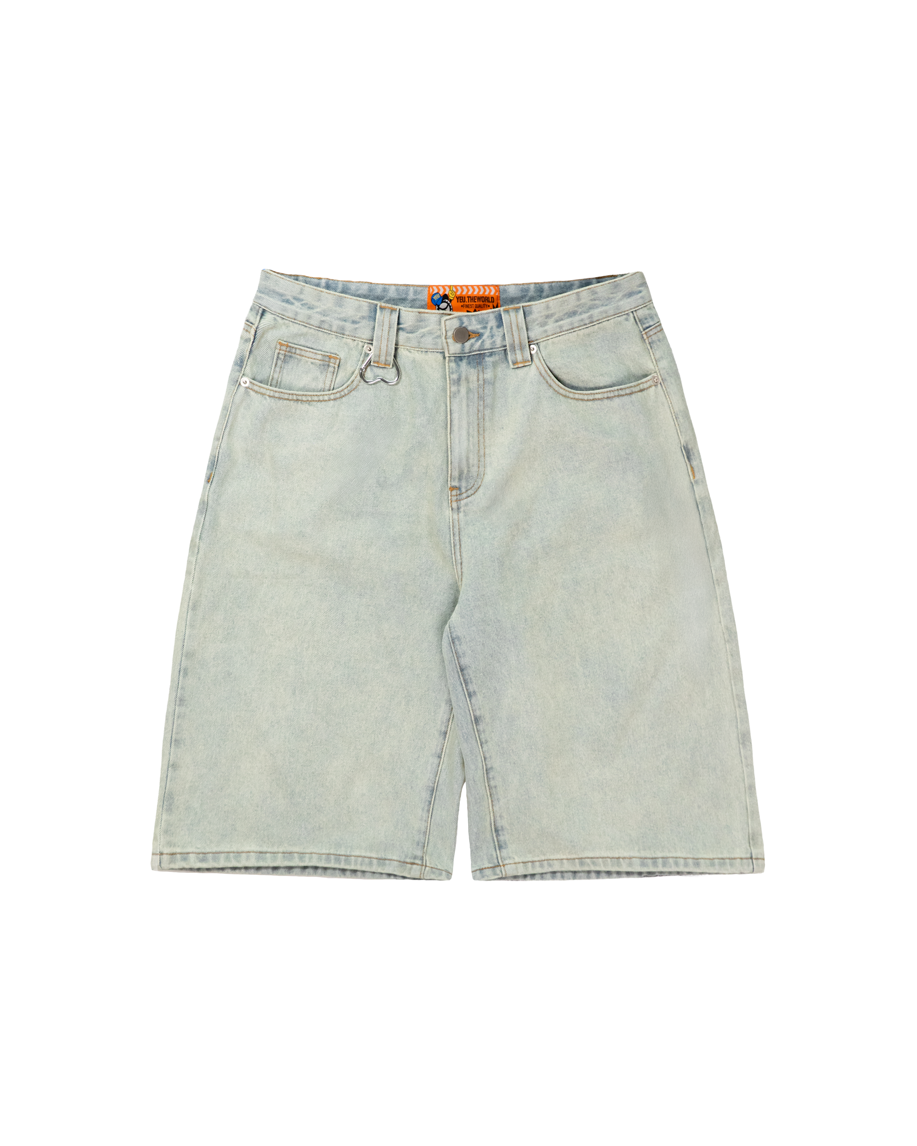 Freisteller der Vorderseite der hellblauen Bermuda-Shorts. Sichtbar sind Taschen, Knopfverschluss und Herz-Karabiner an der Gürtelschlaufe.