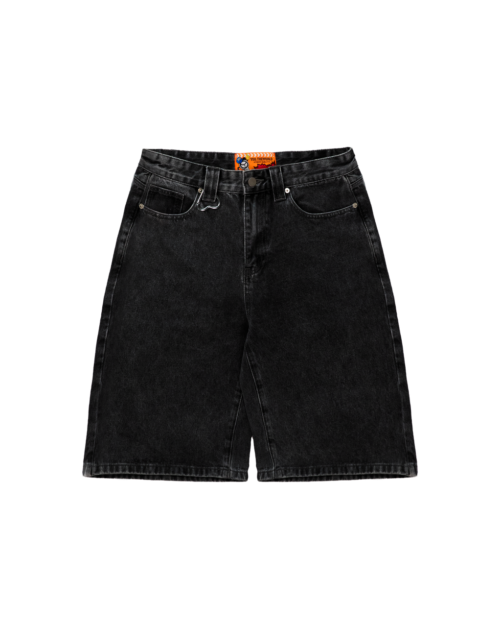 Freisteller der Vorderseite der schwarzen Bermuda-Shorts. Sichtbar sind Taschen, Knopfverschluss und Herz-Karabiner an der Gürtelschlaufe.