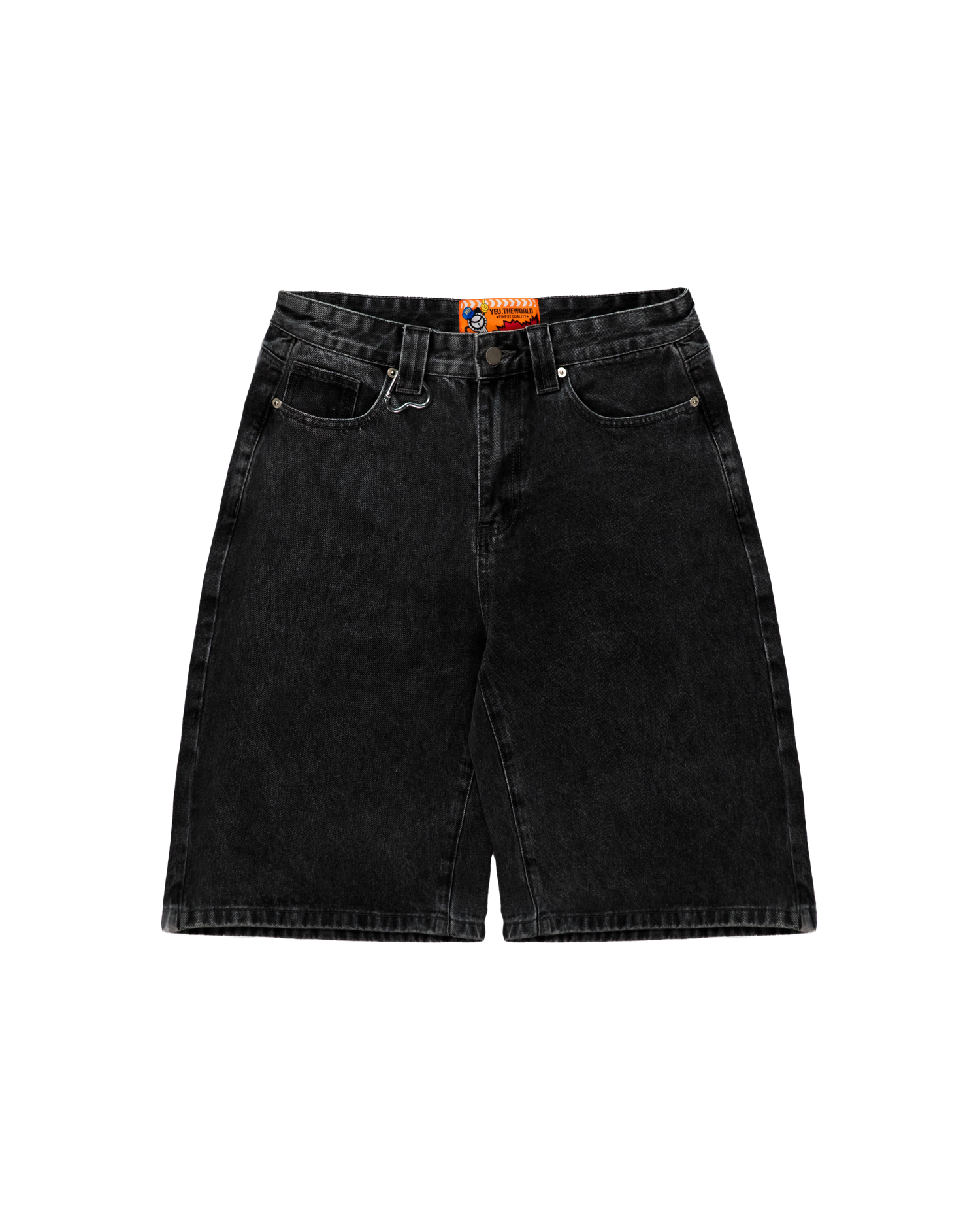 Freisteller der Vorderseite der schwarzen Bermuda-Shorts. Sichtbar sind Taschen, Knopfverschluss und Herz-Karabiner an der Gürtelschlaufe.