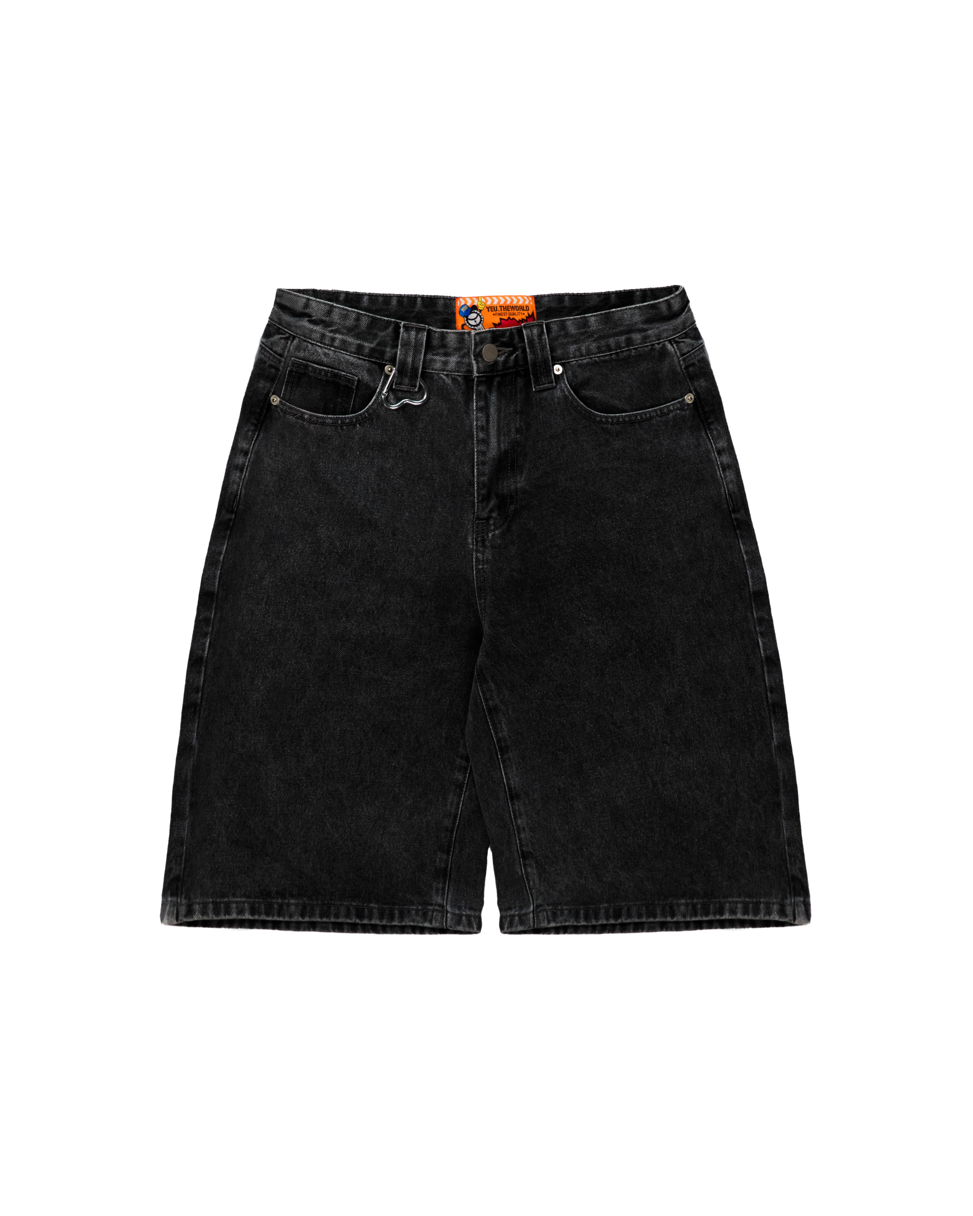 Freisteller der Vorderseite der schwarzen Bermuda-Shorts. Sichtbar sind Taschen, Knopfverschluss und Herz-Karabiner an der Gürtelschlaufe.