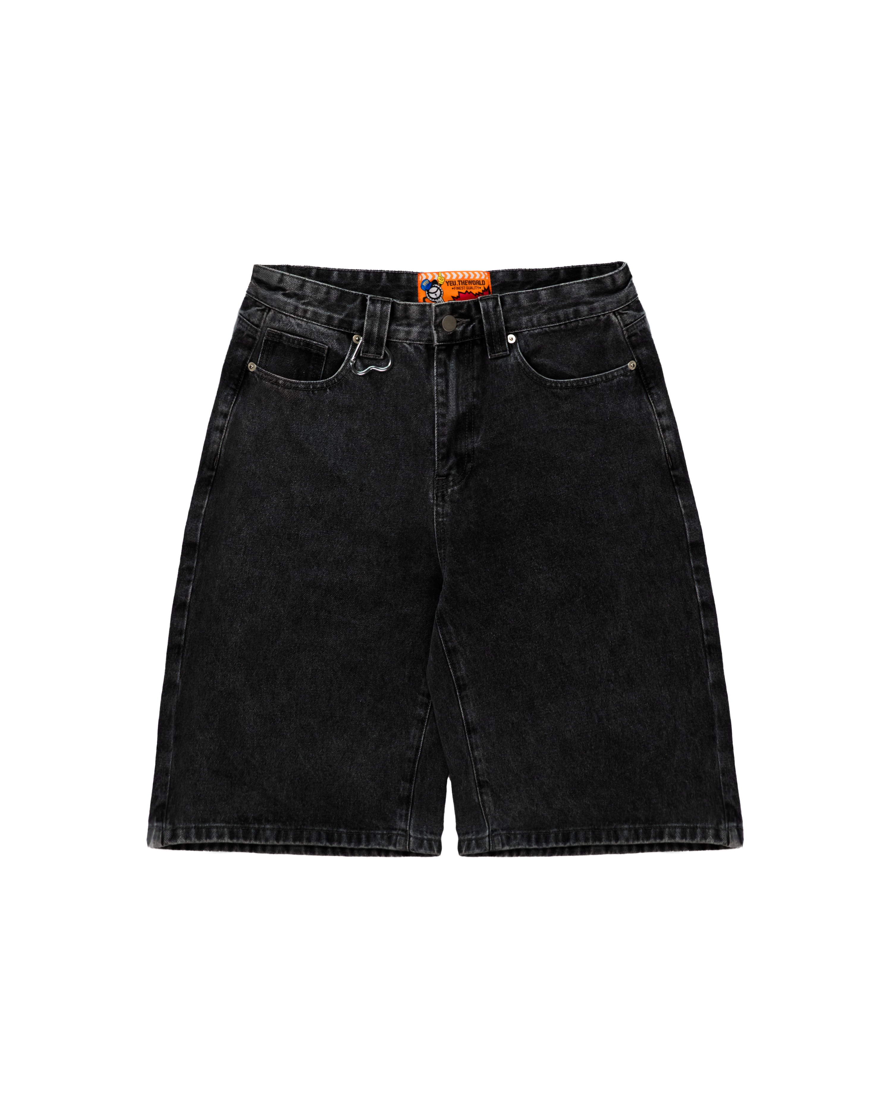 Freisteller der Vorderseite der schwarzen Bermuda-Shorts. Sichtbar sind Taschen, Knopfverschluss und Herz-Karabiner an der Gürtelschlaufe.