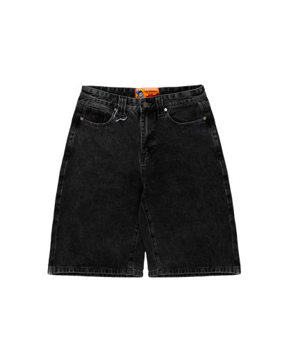 Freisteller der Vorderseite der schwarzen Bermuda-Shorts. Sichtbar sind Taschen, Knopfverschluss und Herz-Karabiner an der Gürtelschlaufe.