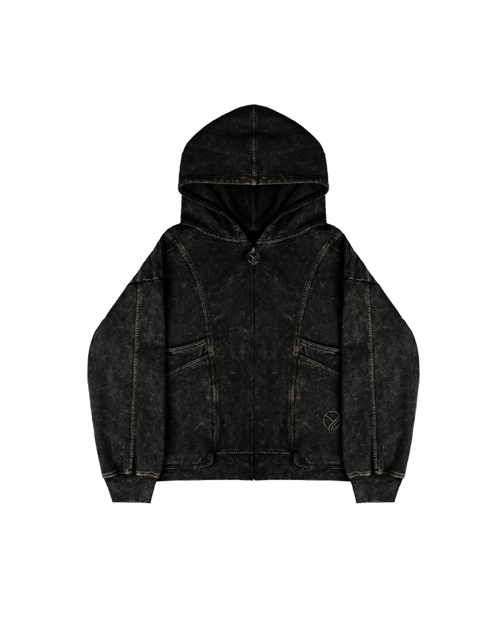 Vorderansicht eines schwarzen Zip-Hoodies mit gewaschener Vintage-Optik. Sichtbar sind zwei schräge Seitentaschen mit Teilungsnähten sowie ein kleiner gestickter Kreis mit „Y“-Symbol am unteren Rand der rechten Tasche. Die Kapuze ist schlicht, der Reißverschluss mittig platziert.

