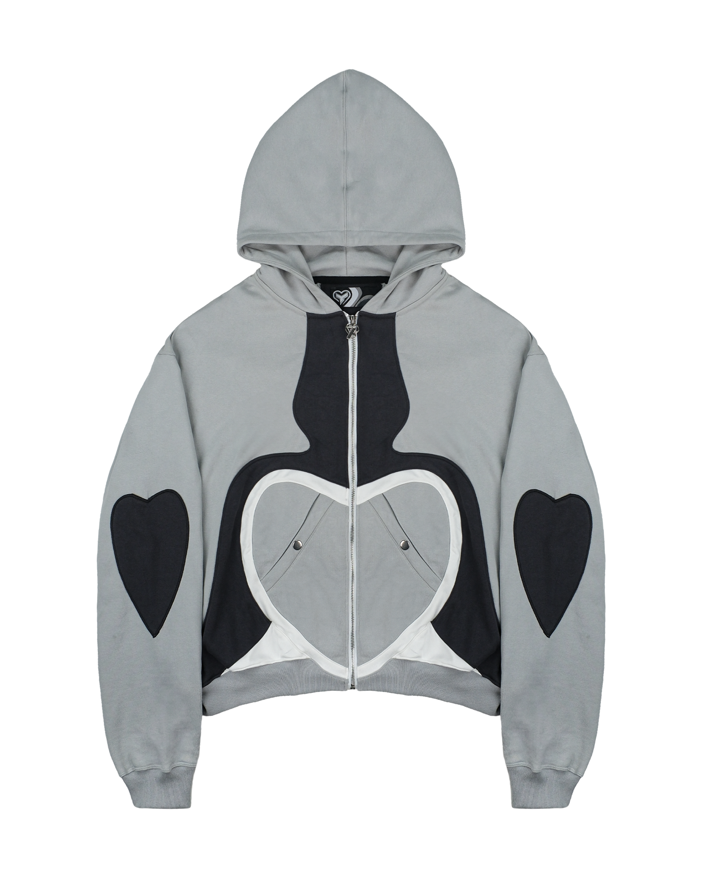 Nahaufnahme der Hoodie-Vorderseite mit zentralem Zipper, schwarzem Herzdesign mit weißen Rändern sowie zwei seitlich integrierten Druckknopftaschen im unteren Brustbereich.
