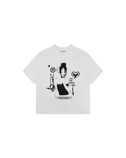 Freigestelltes weißes T-Shirt mit mittigem schwarzen Frontprint. Der Druck zeigt eine stilisierte Frau in Schwarz-Weiß-Optik, flankiert von grafischen Symbolen wie einem registrierten Markenzeichen, einem Herz mit „Y“-Symbol sowie dem Schriftzug „YEU THE WORLD“. Unterhalb der Illustration befindet sich ein erklärender Text in kleiner Schriftgröße.

