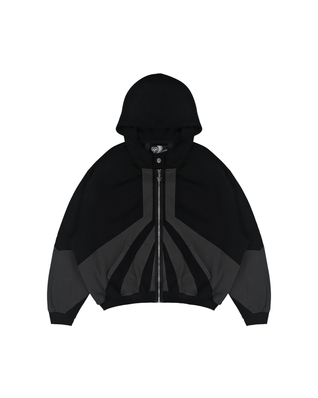 Schwarze Kapuzenjacke mit Frontreißverschluss, getragen in seitlicher Ansicht. Auf dem Ärmel ist eine kontrastierende Herzform in Weiß aufgestickt. Die Jacke hat einen hohen Kragen mit Kordelzug und lange Ärmel mit verstellbarem Saum.