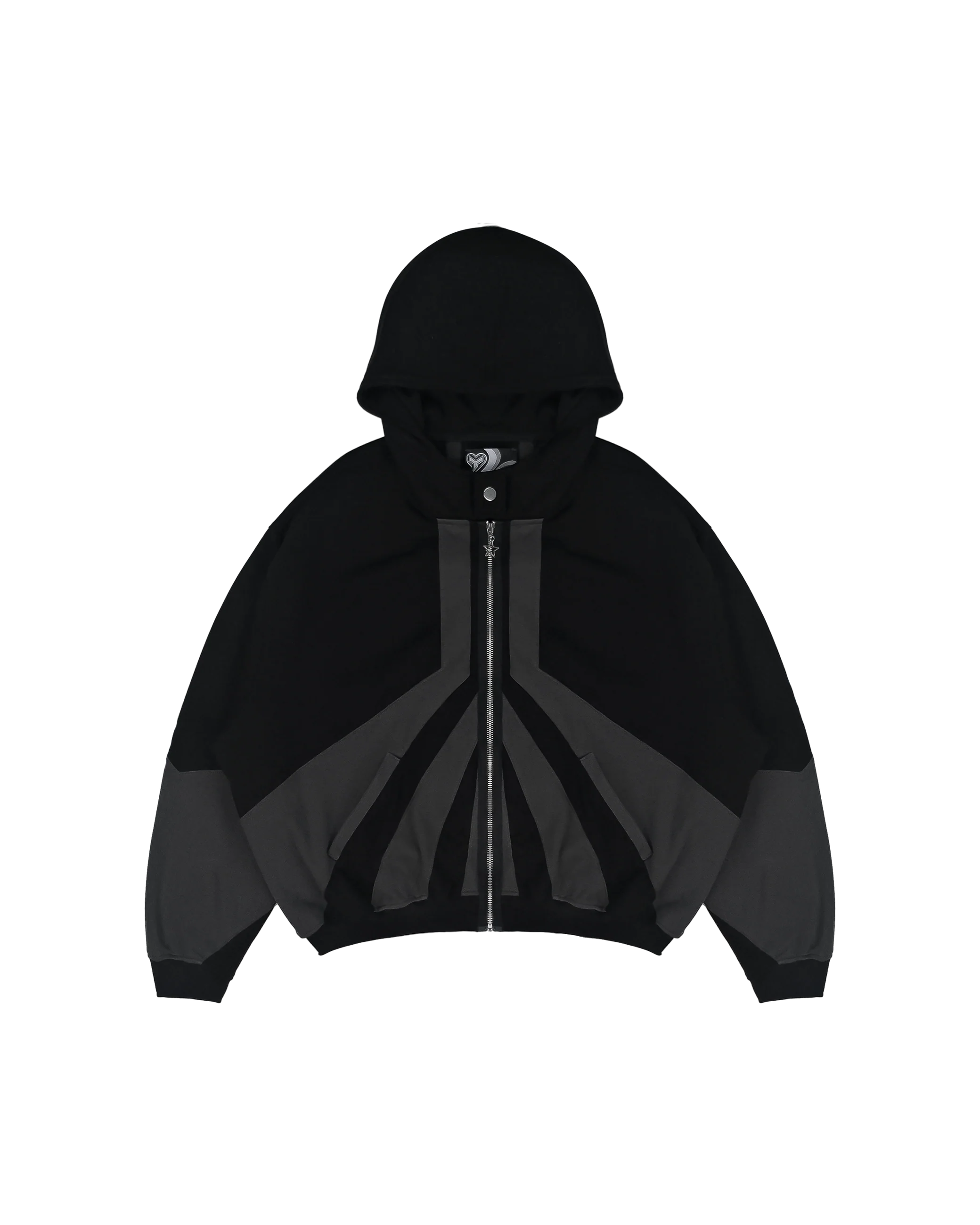 Schwarze Kapuzenjacke mit Frontreißverschluss, getragen in seitlicher Ansicht. Auf dem Ärmel ist eine kontrastierende Herzform in Weiß aufgestickt. Die Jacke hat einen hohen Kragen mit Kordelzug und lange Ärmel mit verstellbarem Saum.