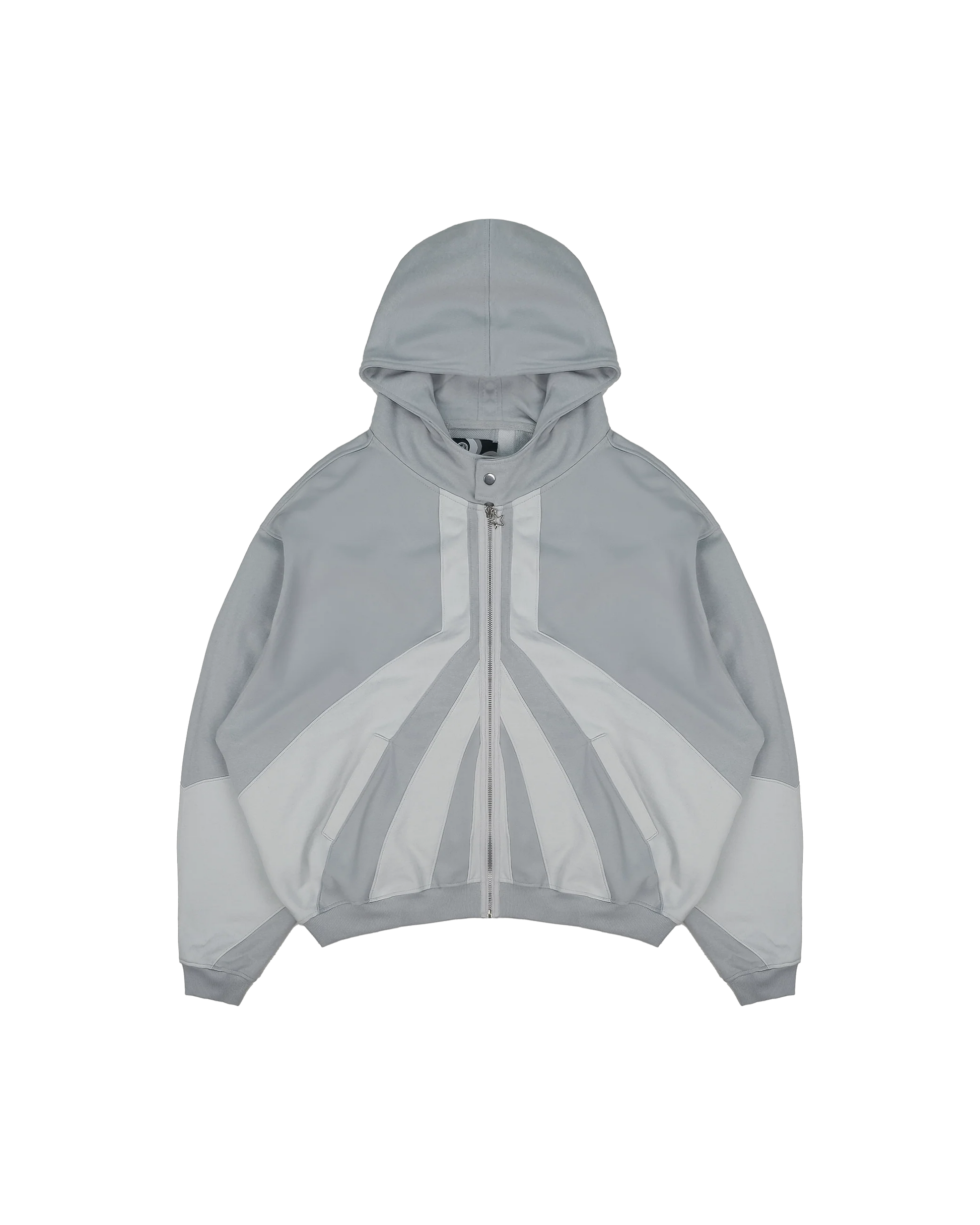  Hell grau Zip-Hoodie mit Kapuze, großflächigen dunkelgrauen Kontrasteinsätzen auf Brust und Ärmeln sowie auffälliger geometrischer Teilung auf der Vorderseite.