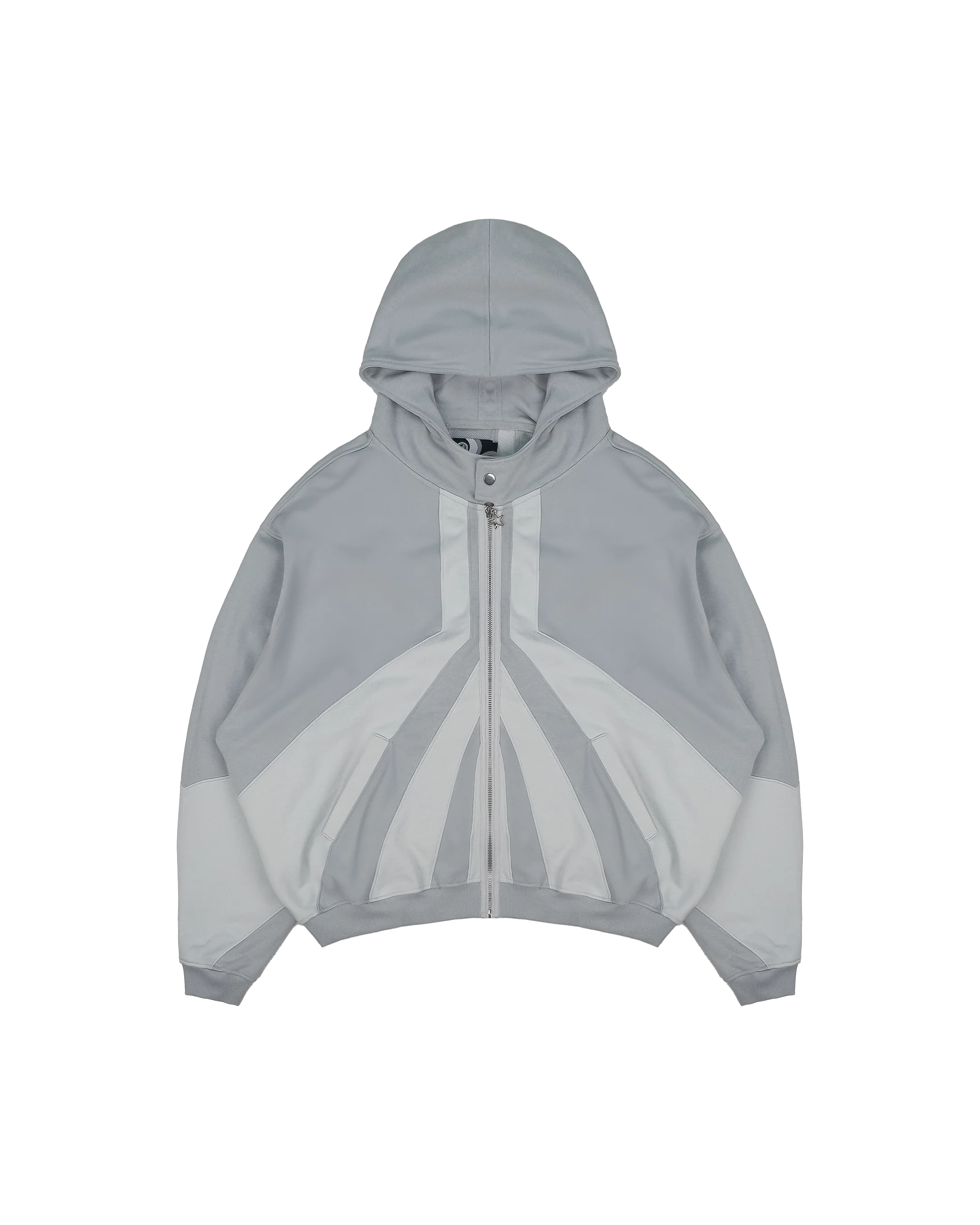  Hell grau Zip-Hoodie mit Kapuze, großflächigen dunkelgrauen Kontrasteinsätzen auf Brust und Ärmeln sowie auffälliger geometrischer Teilung auf der Vorderseite.