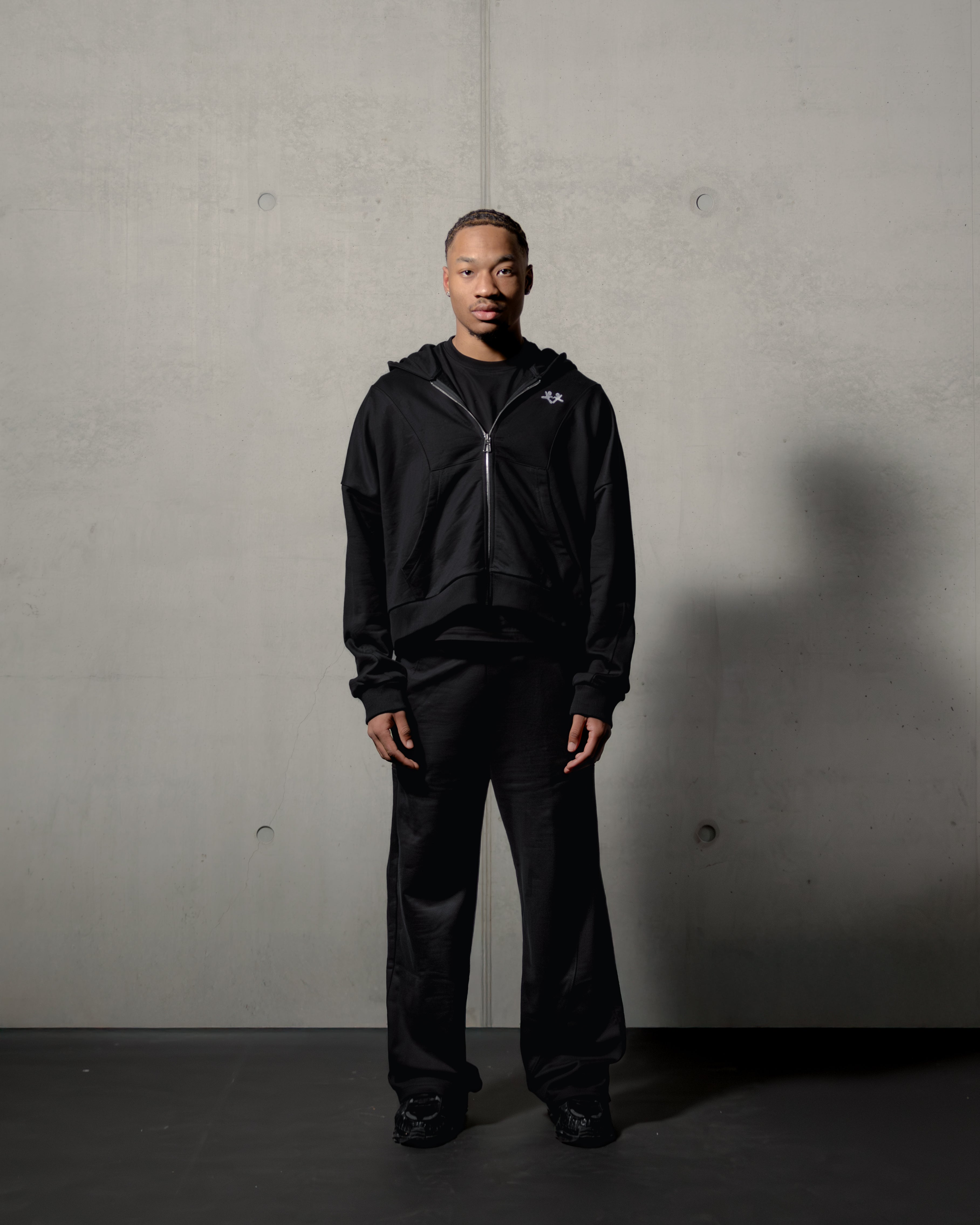 BASIC BLACK ZIP HOODIE