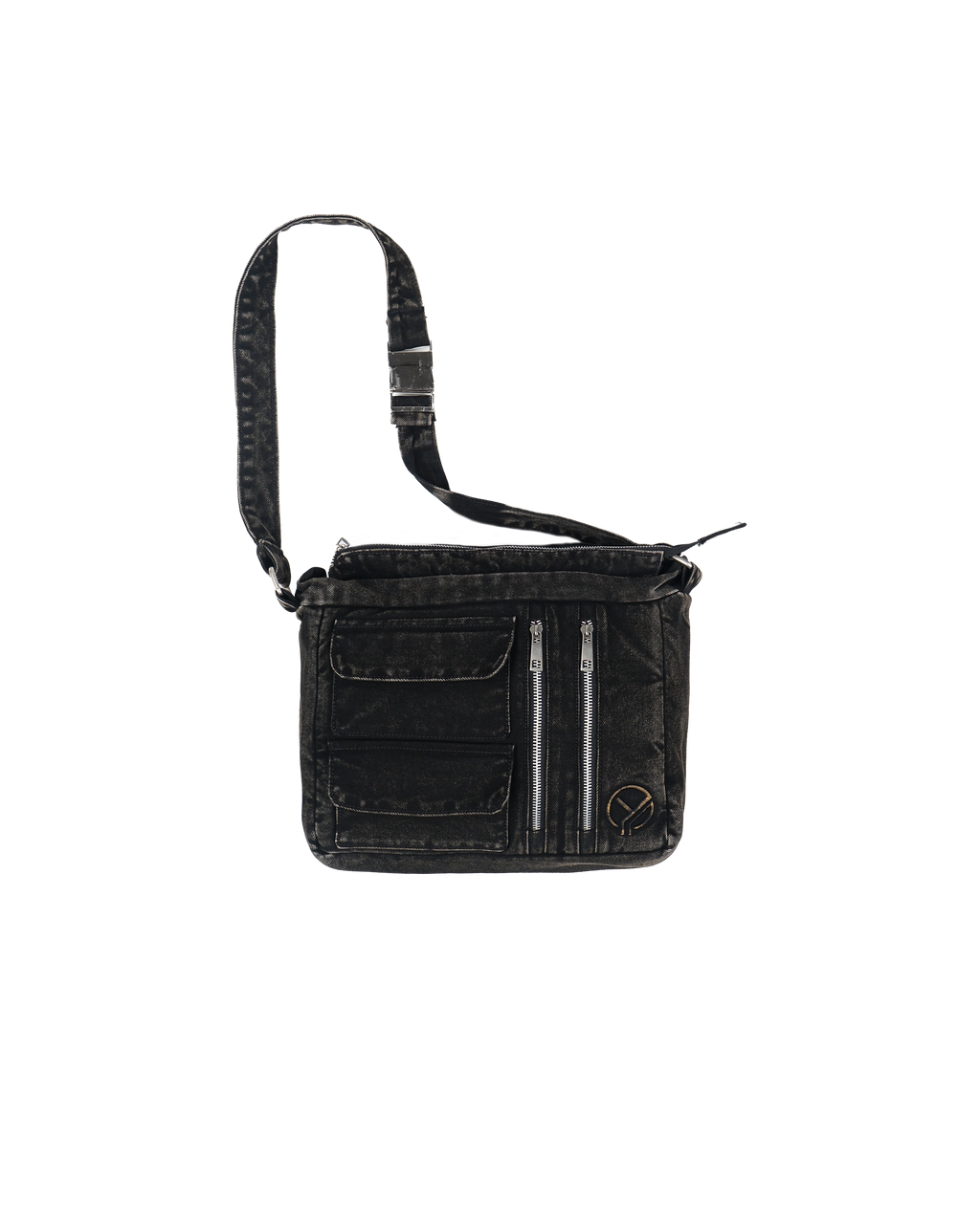 Freigestelltes Produktbild einer größeren Umhängetasche aus schwarzem, gewaschenem Denim mit mehreren Taschen und zwei silberfarbenen Reißverschlüssen auf der Vorderseite. Die Tasche verfügt über einen breiten, verstellbaren Schulterriemen mit Metallschnalle und ein kleines schwarzes Sticklogo unten rechts.