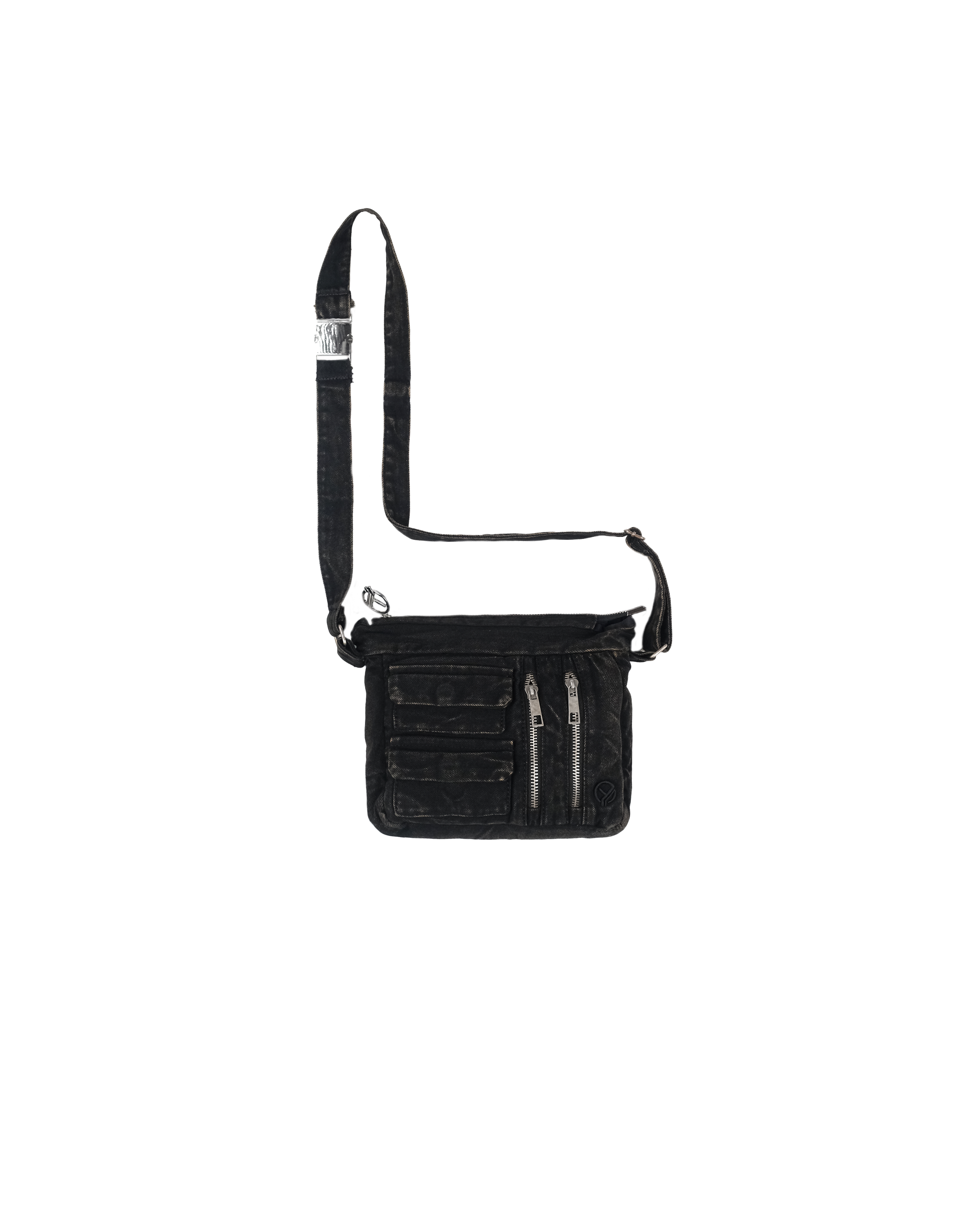 Langarm-Jersey in Schwarz-Weiß mit auffälligem Rückenmuster, getragen an Model mit weiter geschnittener Jeans.