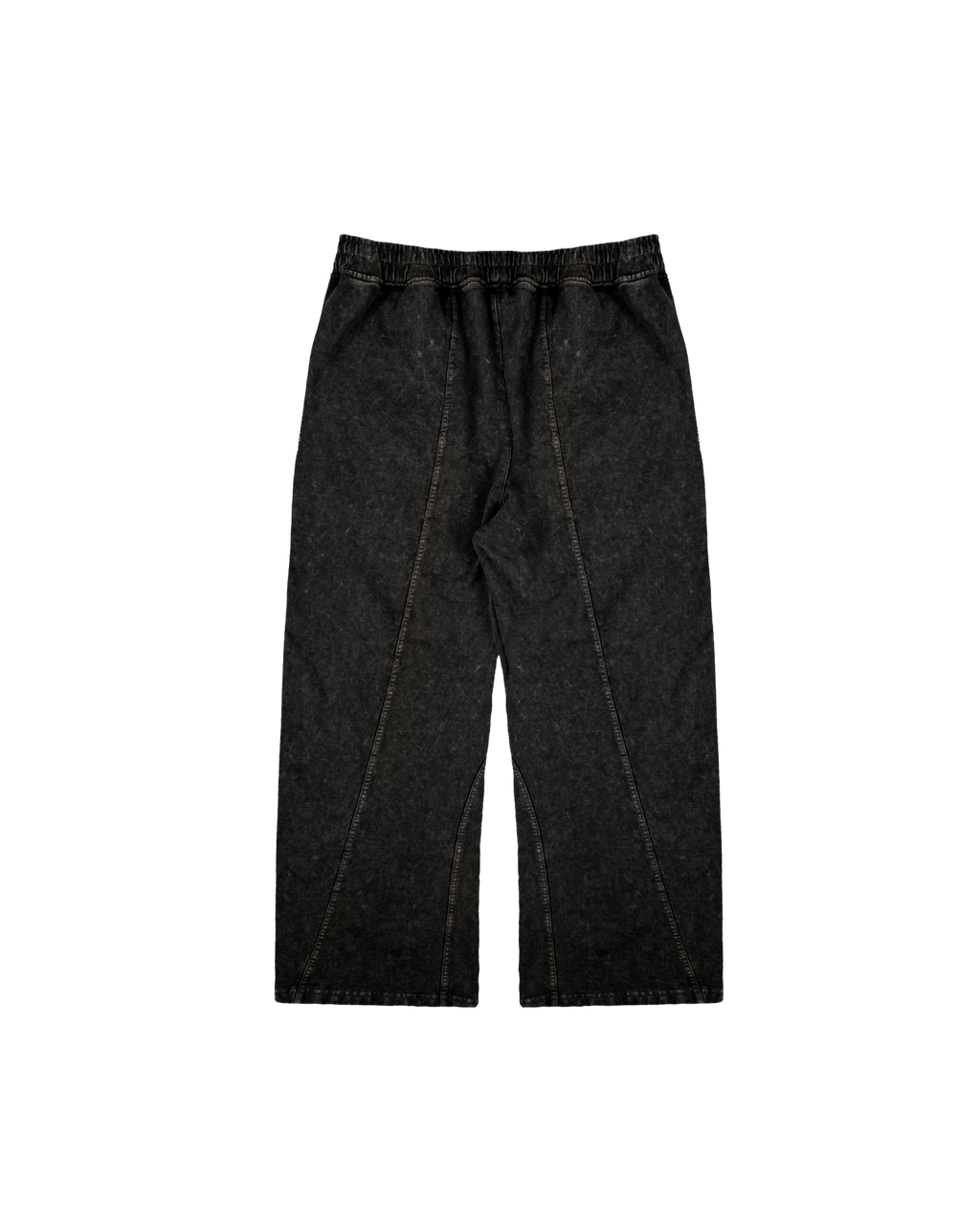 Rückansicht einer schwarzen, gewaschenen Sweatpants mit elastischem Bund und breiten Gesäßtaschen. Die Hose zeigt geschwungene Ziernähte entlang der Beinrückseite und ein gesticktes Logo über der rechten Gesäßtasche.