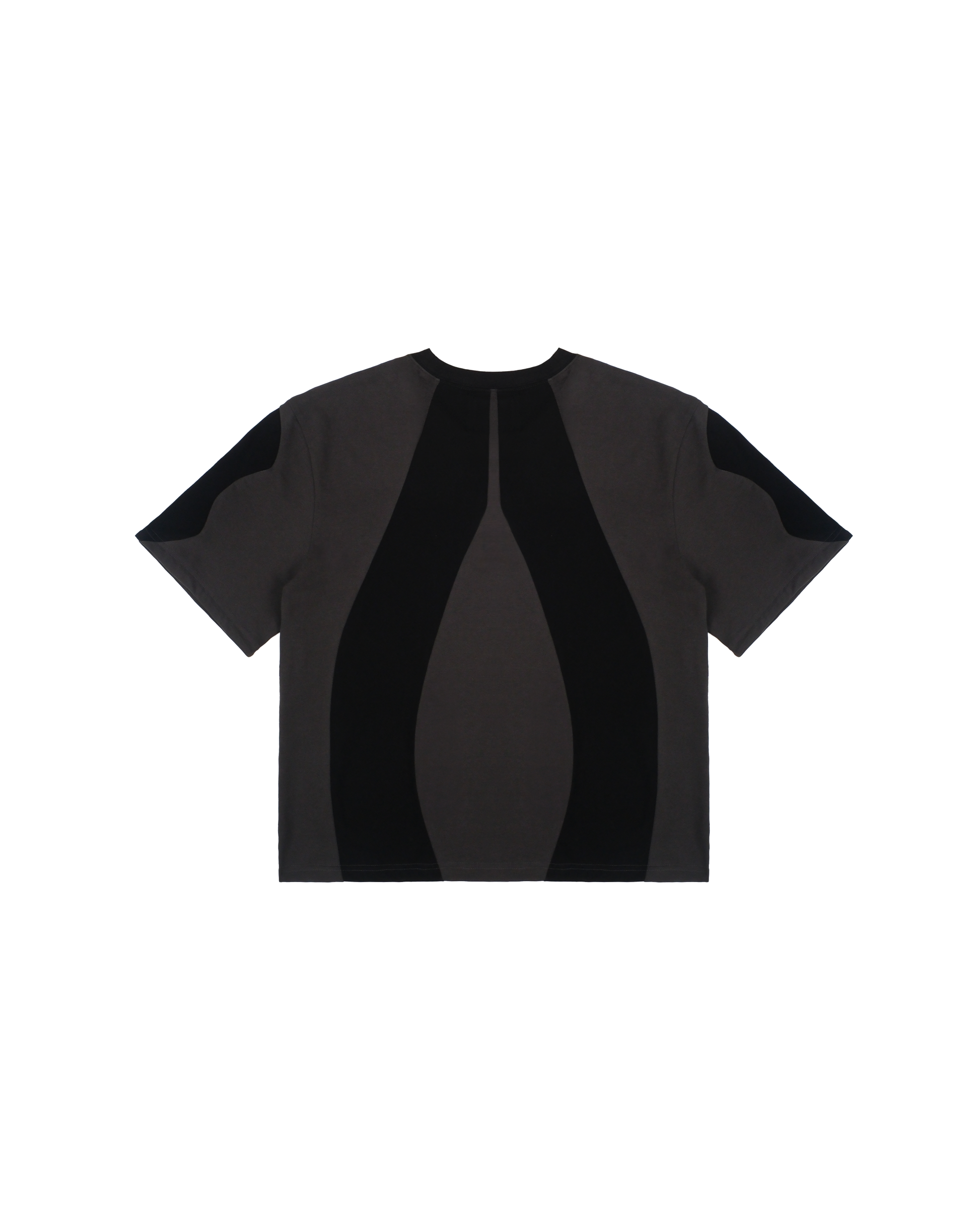 Freigestelltes schwarzes T-Shirt mit symmetrisch eingesetzten dunkelgrauen Stoffbahnen auf Rücken und Ärmeln. Die Panelstruktur betont die Körpermitte visuell durch vertikale Formlinien.