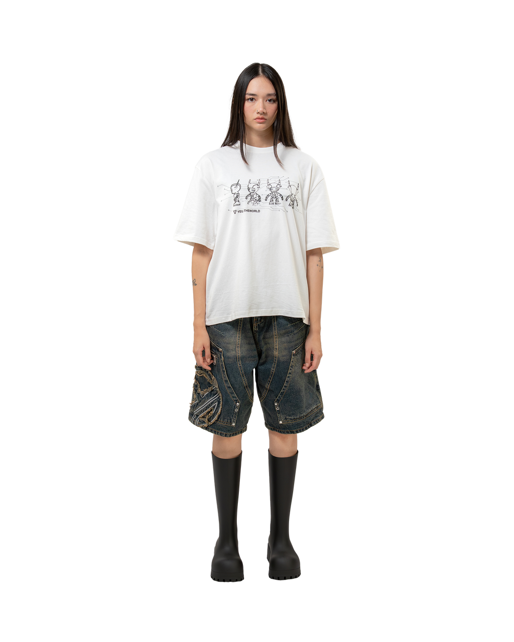 eansshorts mit Used-Look und geradem Beinverlauf, getragen mit weißem T-Shirt. Markant ist die große Fransengrafik auf dem linken Bein, ergänzt durch stylisierte Ziernähte und silberne Details.