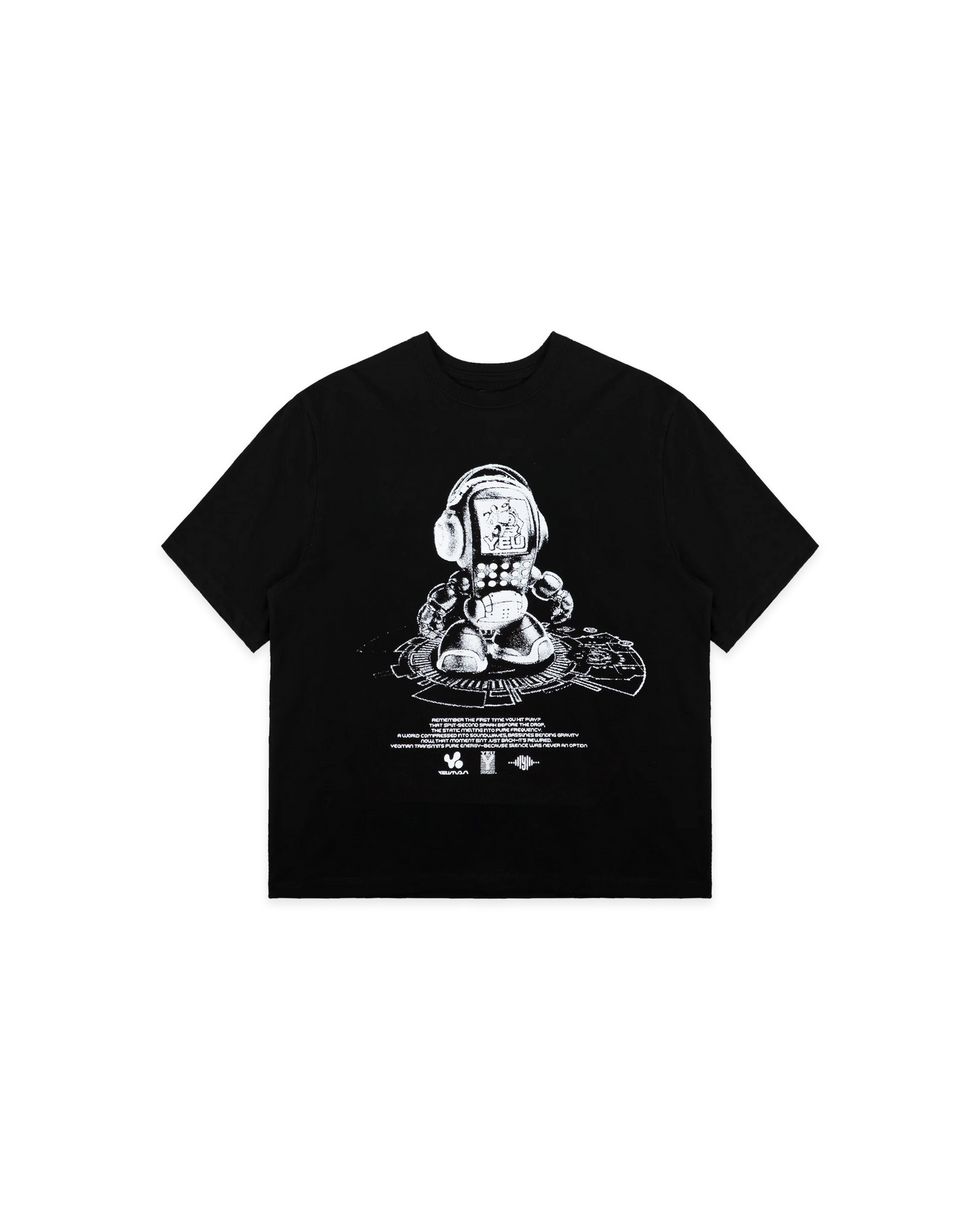 Freigestellte Produktaufnahme des schwarzen T-Shirts mit Frontprint. Das Shirt liegt flach, der weiße Print zeigt einen stilisierten Roboter mit grafischen Linien, Textpassage und Logos.