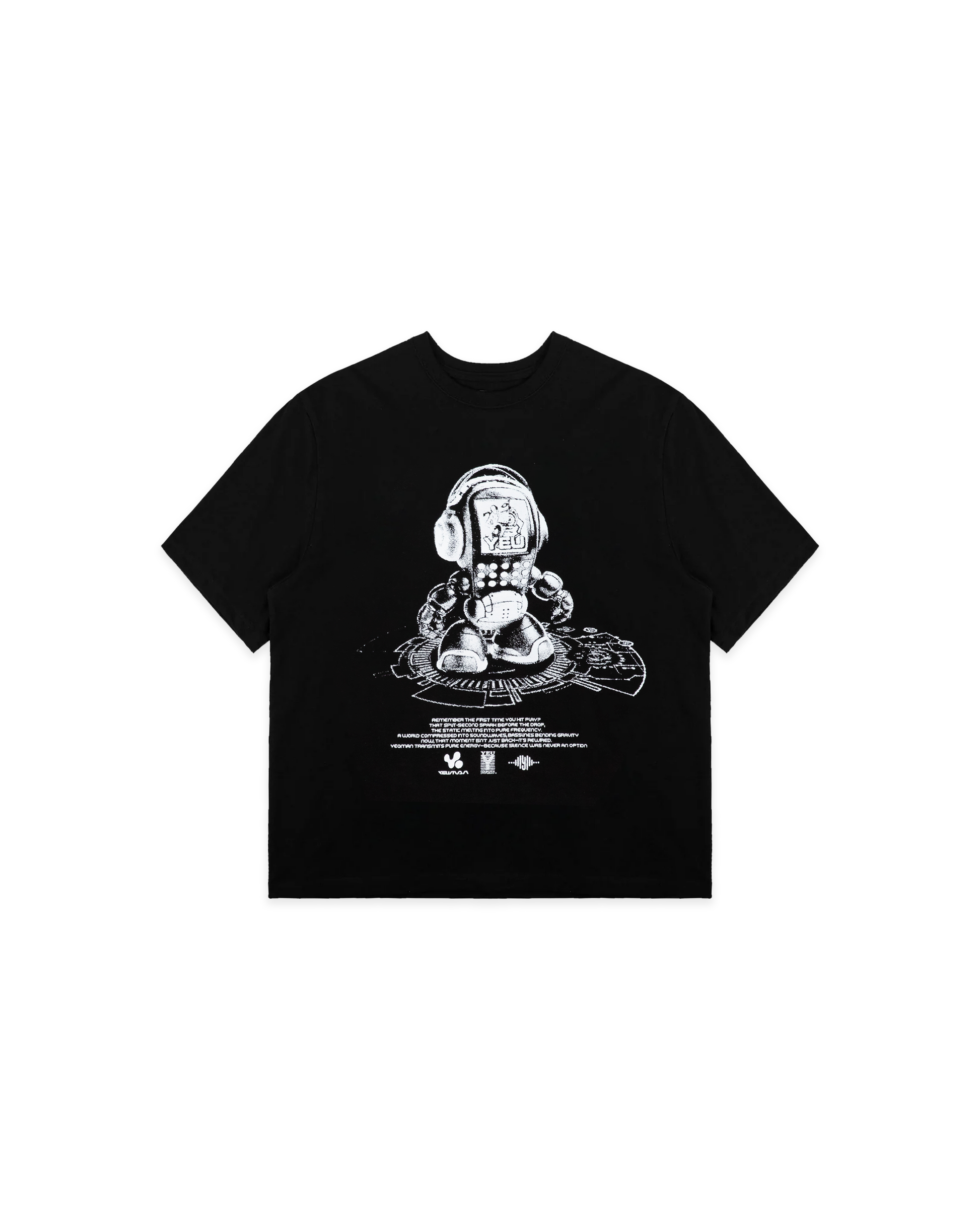 Freigestellte Produktaufnahme des schwarzen T-Shirts mit Frontprint. Das Shirt liegt flach, der weiße Print zeigt einen stilisierten Roboter mit grafischen Linien, Textpassage und Logos.