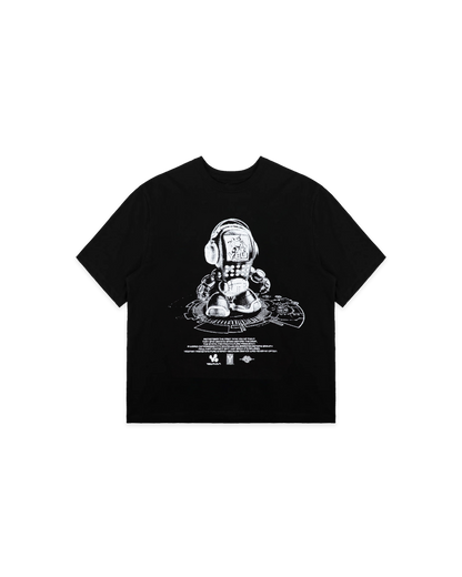 Freigestellte Produktaufnahme des schwarzen T-Shirts mit Frontprint. Das Shirt liegt flach, der weiße Print zeigt einen stilisierten Roboter mit grafischen Linien, Textpassage und Logos.