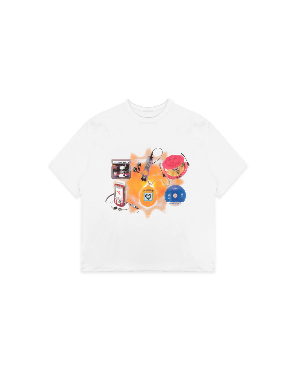 Freisteller eines weißen T-Shirts mit großflächigem Frontprint auf orangefarbenem Untergrund. Der Druck zeigt nostalgische Kindheitsobjekte wie MP3-Player, Spielzeug, Tamagotchi und Spielkassette.