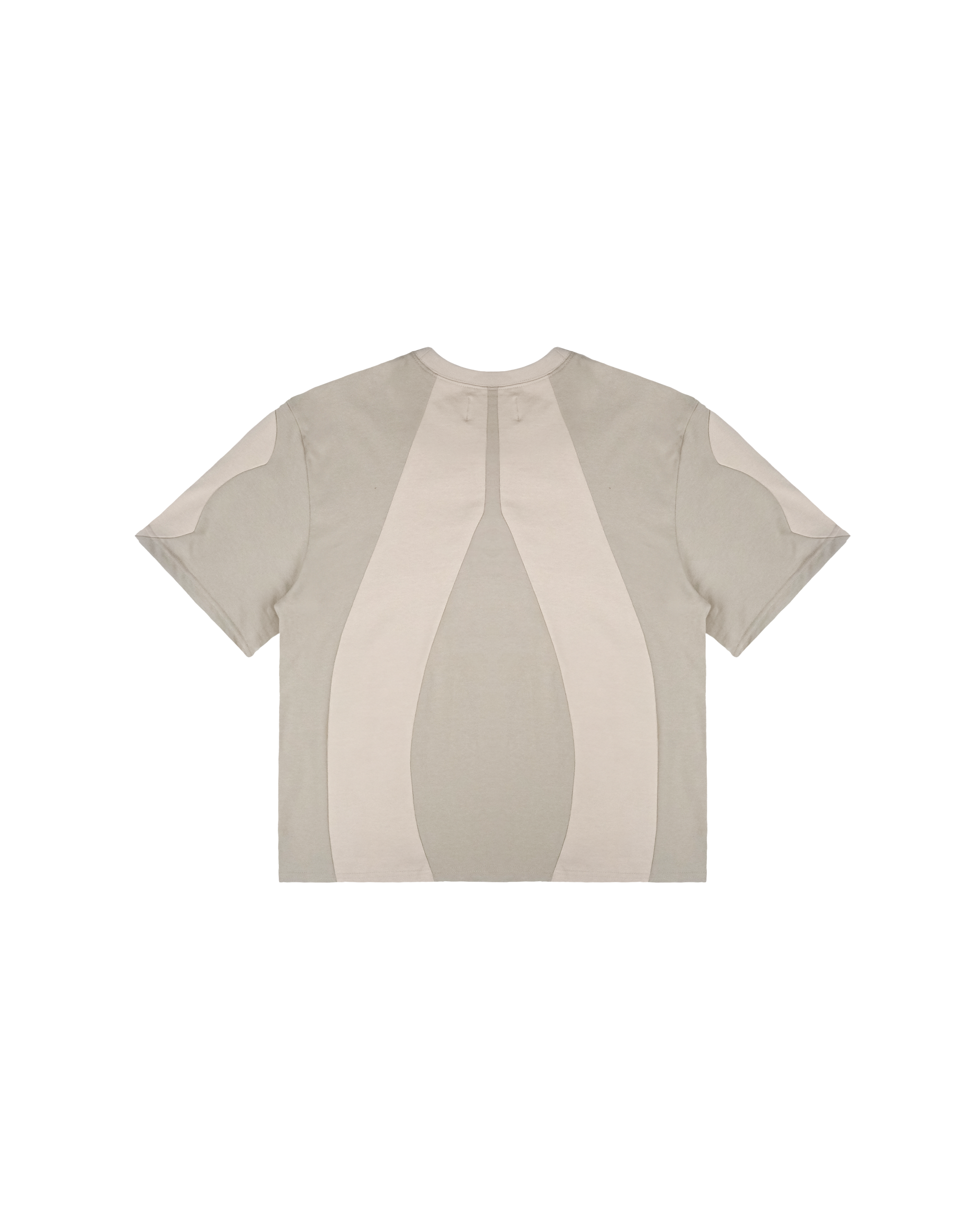 Rückansicht des T-Shirts als Freisteller. Die geometrischen Kontrasteinsätze in hellem Beige bilden eine symmetrische V-Form auf dem Rücken.