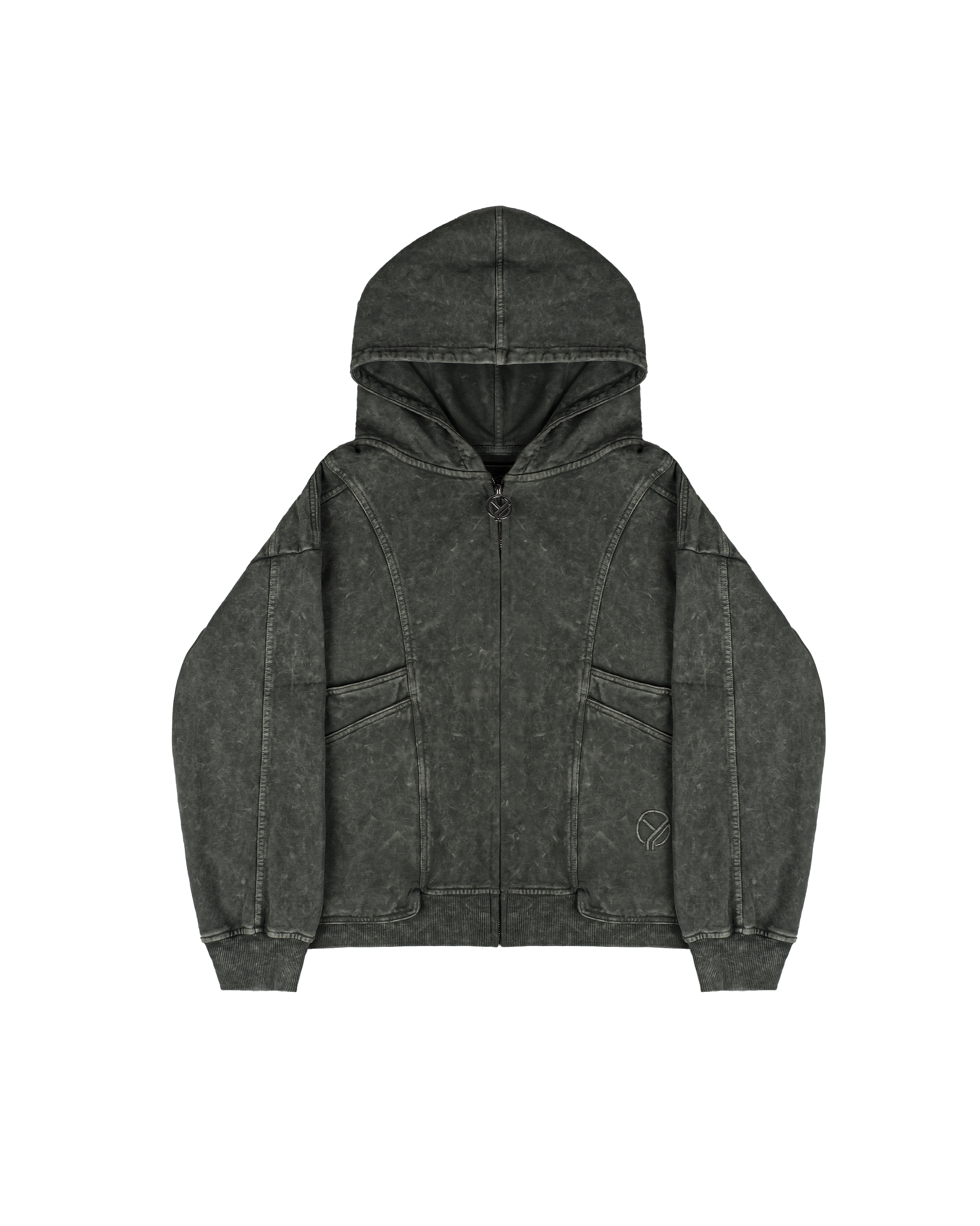 Vorderansicht eines grauen Zip-Hoodies mit Kapuze und auffälligem Washed-Look. Sichtbar sind zwei große, diagonal angesetzte Taschen sowie eine dezente Logo-Stickerei auf der rechten Tasche. Die Kapuze liegt flach an, der Zipper ist mittig geschlossen.

