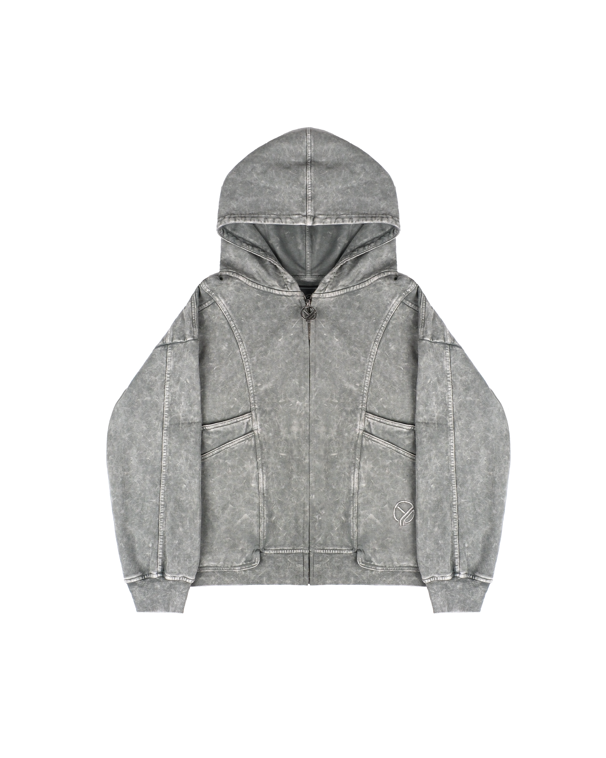 Nahaufnahme eines grauen Frontreißverschlusses an einer Kapuzenjacke mit ausgewaschener Struktur. Der silberne Metallzipper zeigt als Anhänger ein grafisch gestaltetes Sternsymbol mit einem kleineren Stern im Inneren. Der Reißverschluss ist mittig eingenäht, eingefasst von abgesteppten Bahnen in gleicher Stofffarbe.









