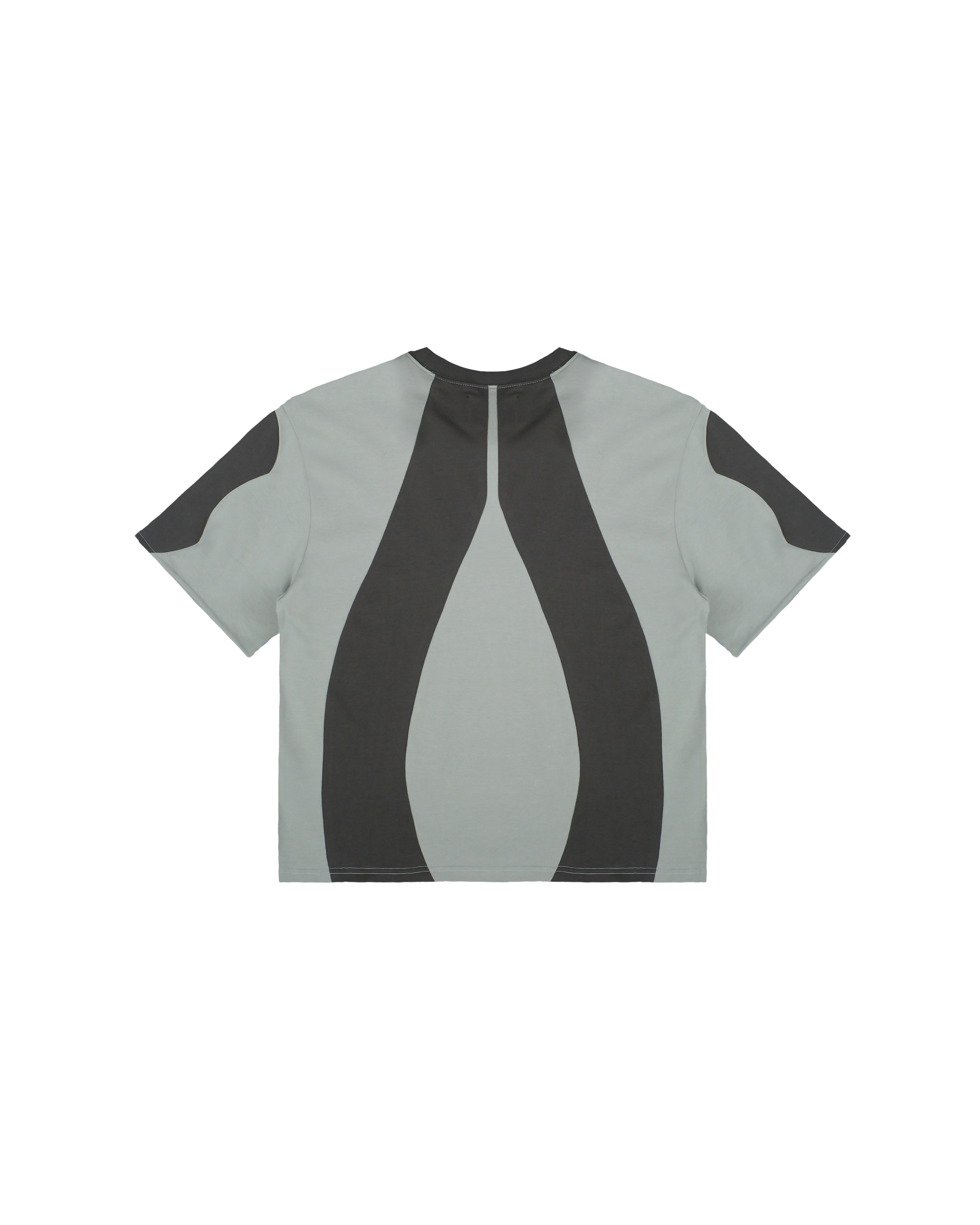 Freigestelltes T-Shirt in dunklem Graugrün mit großflächigen schwarzen Farbflächen auf Rücken und Ärmeln, die sich organisch nach unten verjüngen.
