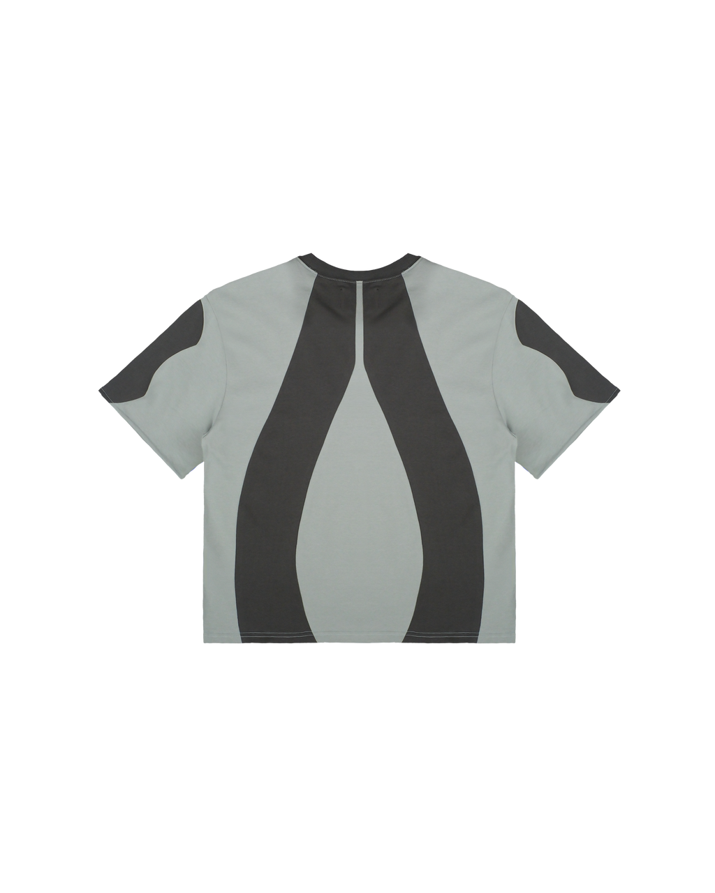 Freigestelltes T-Shirt in dunklem Graugrün mit großflächigen schwarzen Farbflächen auf Rücken und Ärmeln, die sich organisch nach unten verjüngen.