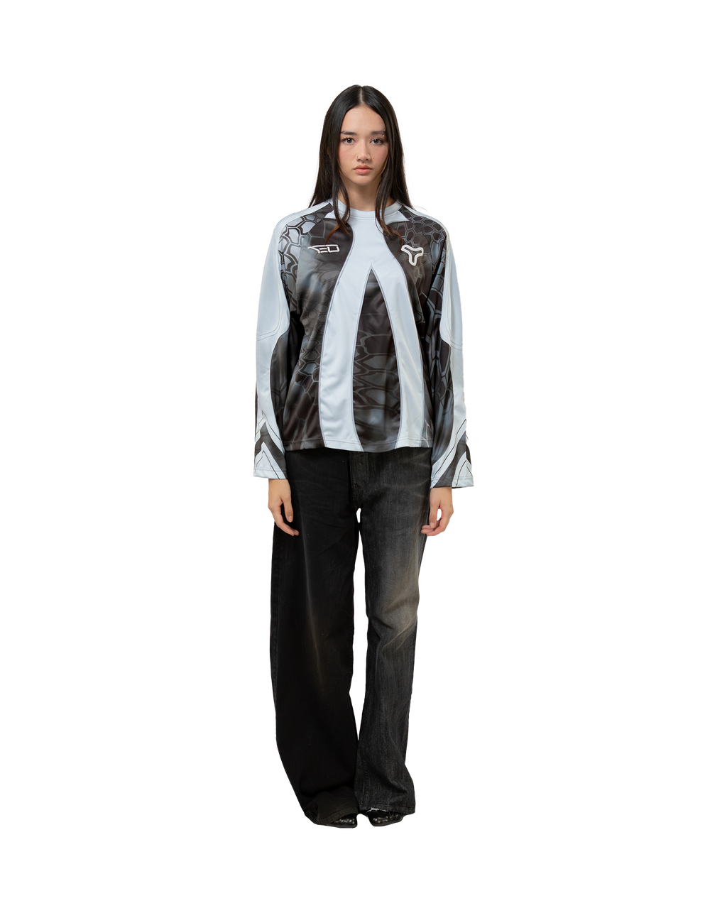 Langarm-Jersey mit kontrastreichem Print und Panelstruktur, getragen an Model mit schwarzer Jeans.