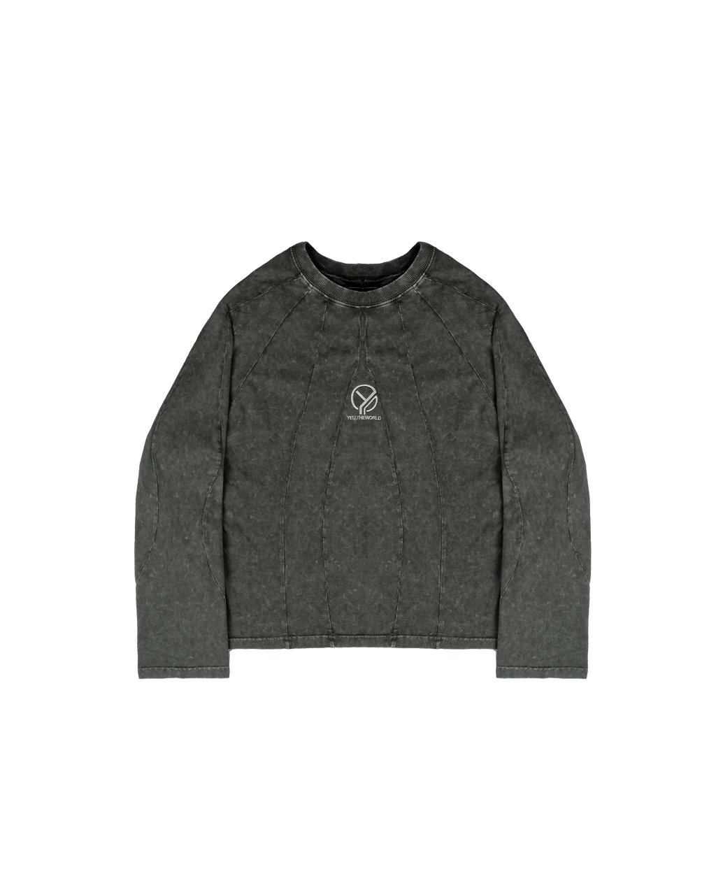 Freigestellte Vorderansicht eines langärmeligen Shirts in verwaschenem Dunkelgrün. Das Shirt zeigt mittig auf der Brust eine weiße Stickerei mit dem „YEU.THEWORLD“-Logo und besitzt betonte vertikale Ziernähte, die eine organische Form bilden.