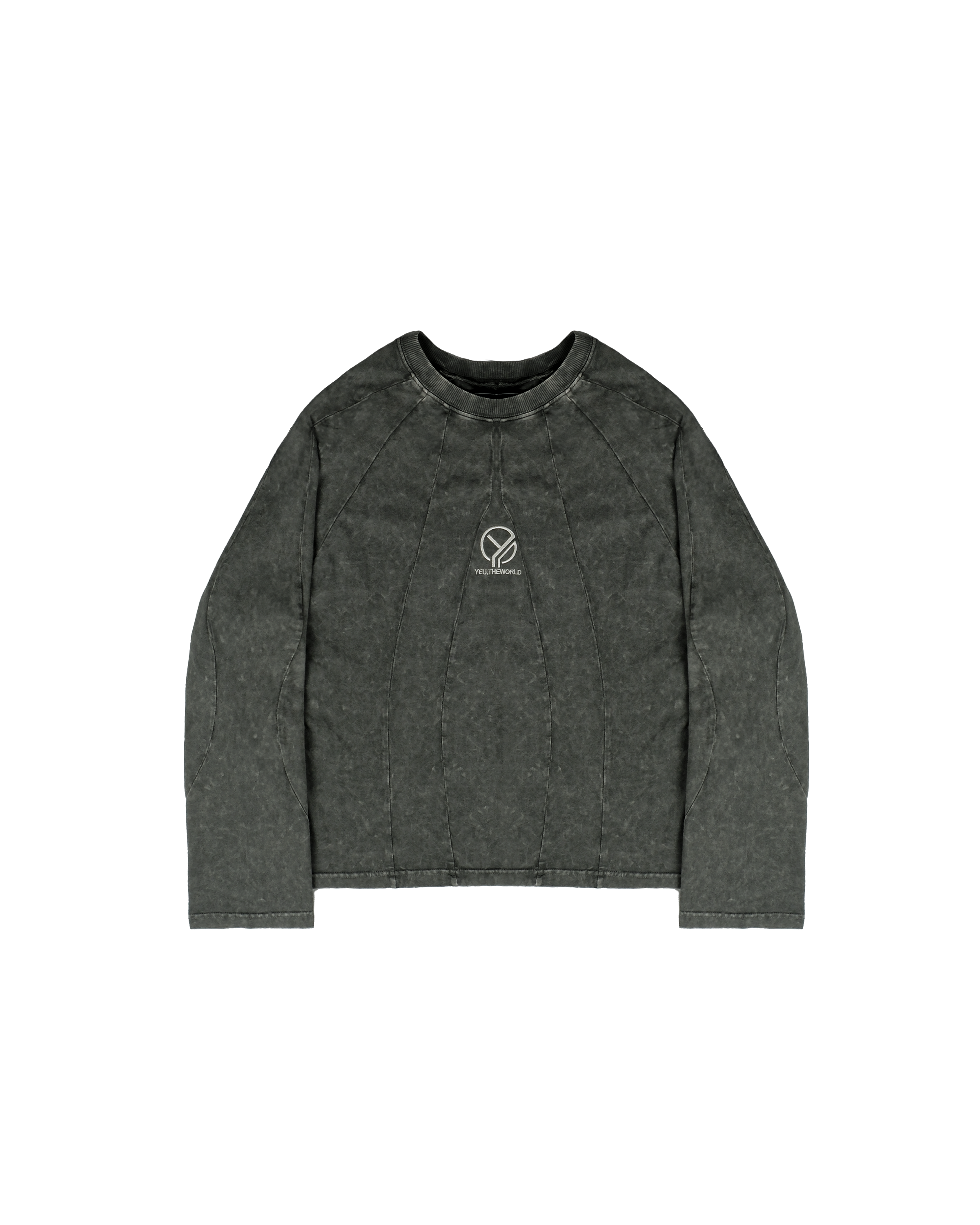 Freigestellte Vorderansicht eines langärmeligen Shirts in verwaschenem Dunkelgrün. Das Shirt zeigt mittig auf der Brust eine weiße Stickerei mit dem „YEU.THEWORLD“-Logo und besitzt betonte vertikale Ziernähte, die eine organische Form bilden.
