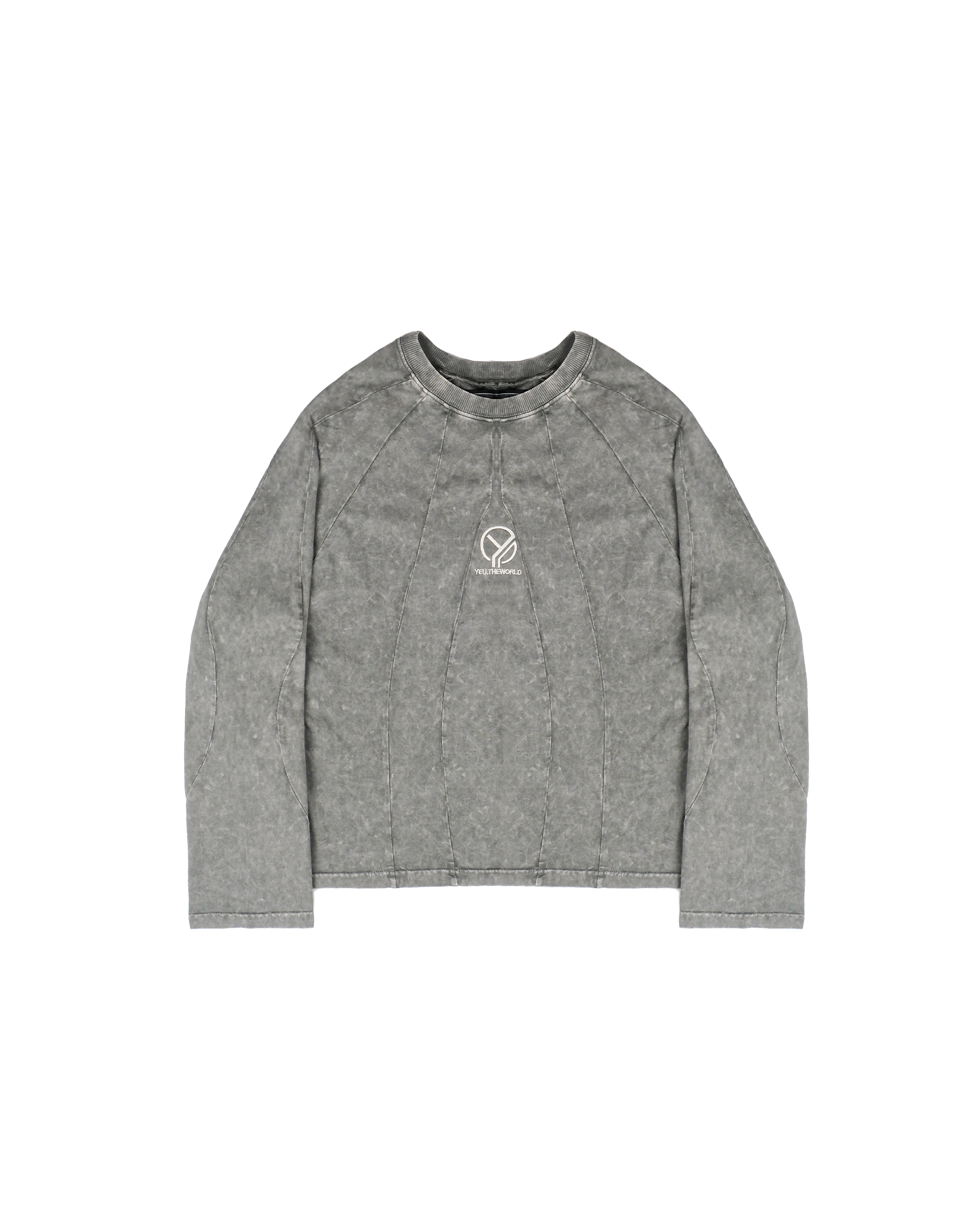 Verwaschen graues Langarmshirt mit weißen Ziernähten und gesticktem YEU.THEWORLD-Logo in der Mitte der Brust. Die geometrischen Teilungsnähte strukturieren die Vorderseite optisch in einem bogenförmigen Muster.