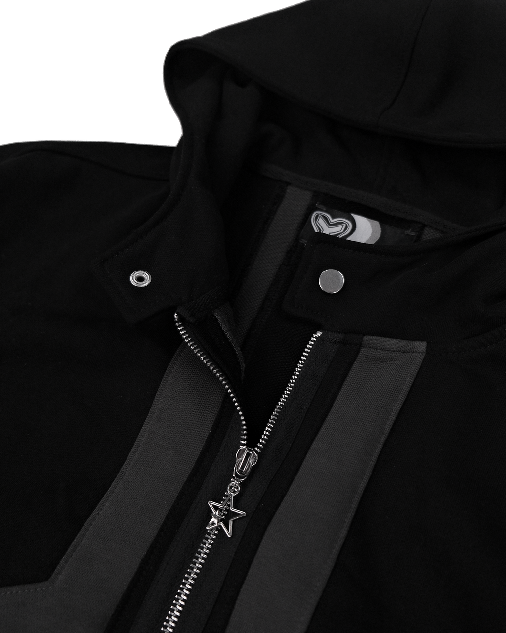  Vorderansicht der schwarzen Zip-Jacke als Freisteller. Die Kapuze und Ärmel zeigen Herzformen in Weiß. Ein durchgehender Reißverschluss und schräge Reißverschlusstaschen ergänzen das Design.