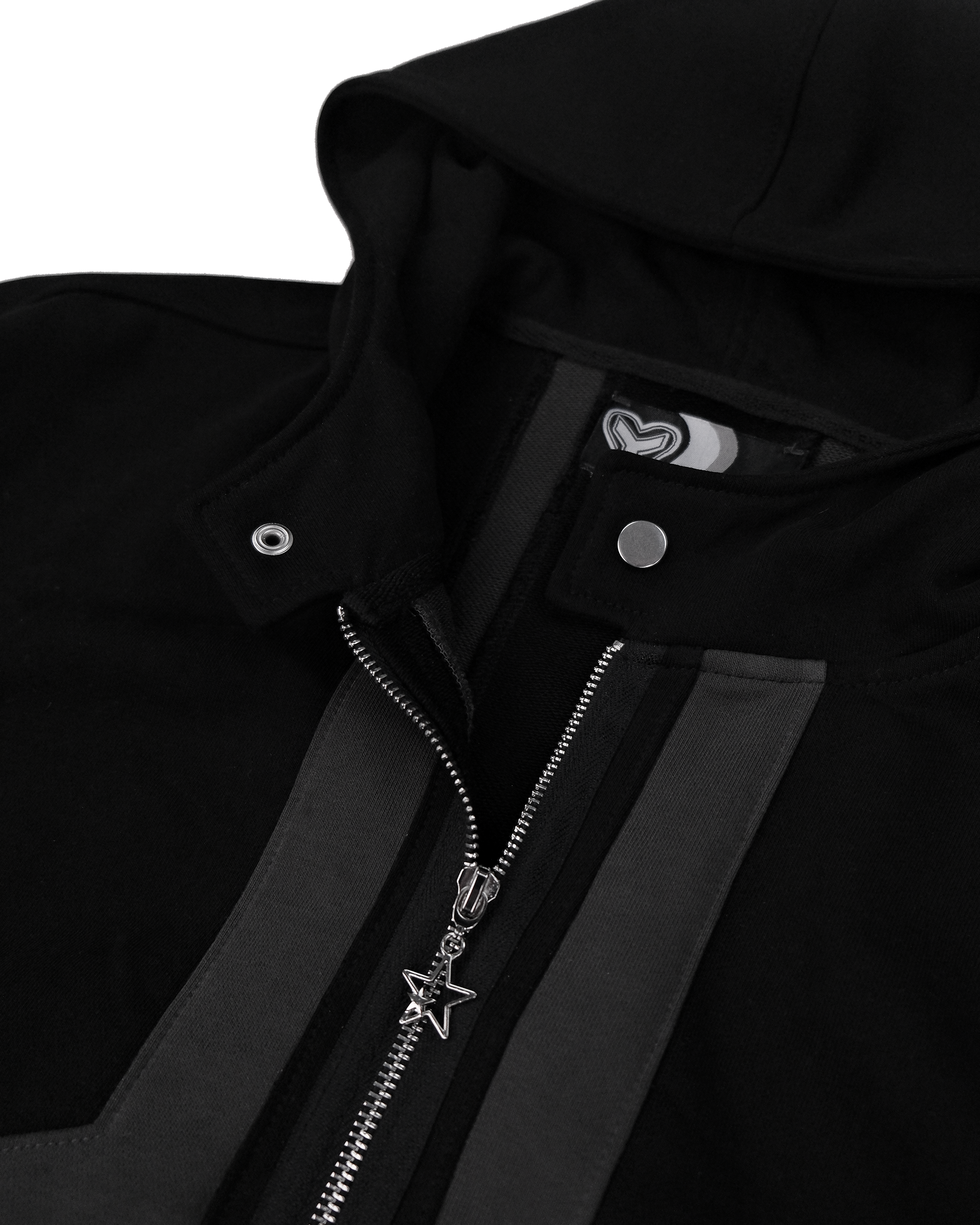  Vorderansicht der schwarzen Zip-Jacke als Freisteller. Die Kapuze und Ärmel zeigen Herzformen in Weiß. Ein durchgehender Reißverschluss und schräge Reißverschlusstaschen ergänzen das Design.