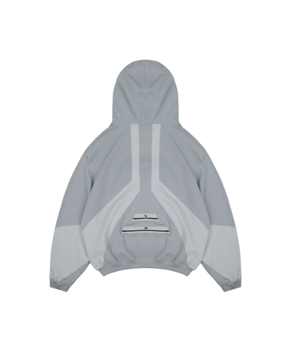 Rückansicht des hellgrauen Zip-Hoodies mit kontrastfarbigen Stoffeinsätzen und drei aufgesetzten Taschen mit Druckknopfverschluss im unteren Rückenbereich.