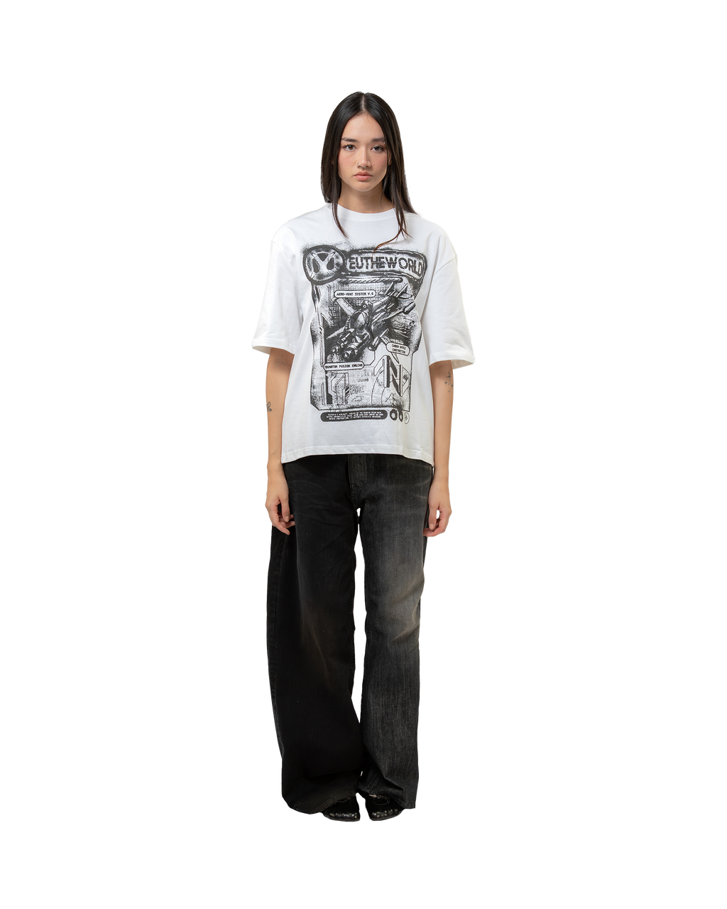 Weißes T-Shirt mit großem Sci-Fi-Print in Schwarz: Raumschiff mit textbasierten Beschriftungen und futuristischem Logo. Oversize-Passform, gerade fallend.
