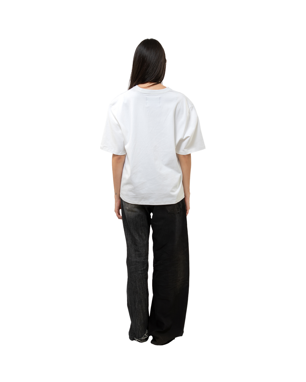 Rückansicht eines weißen T-Shirts ohne Aufdruck. Schlicht und locker geschnitten.