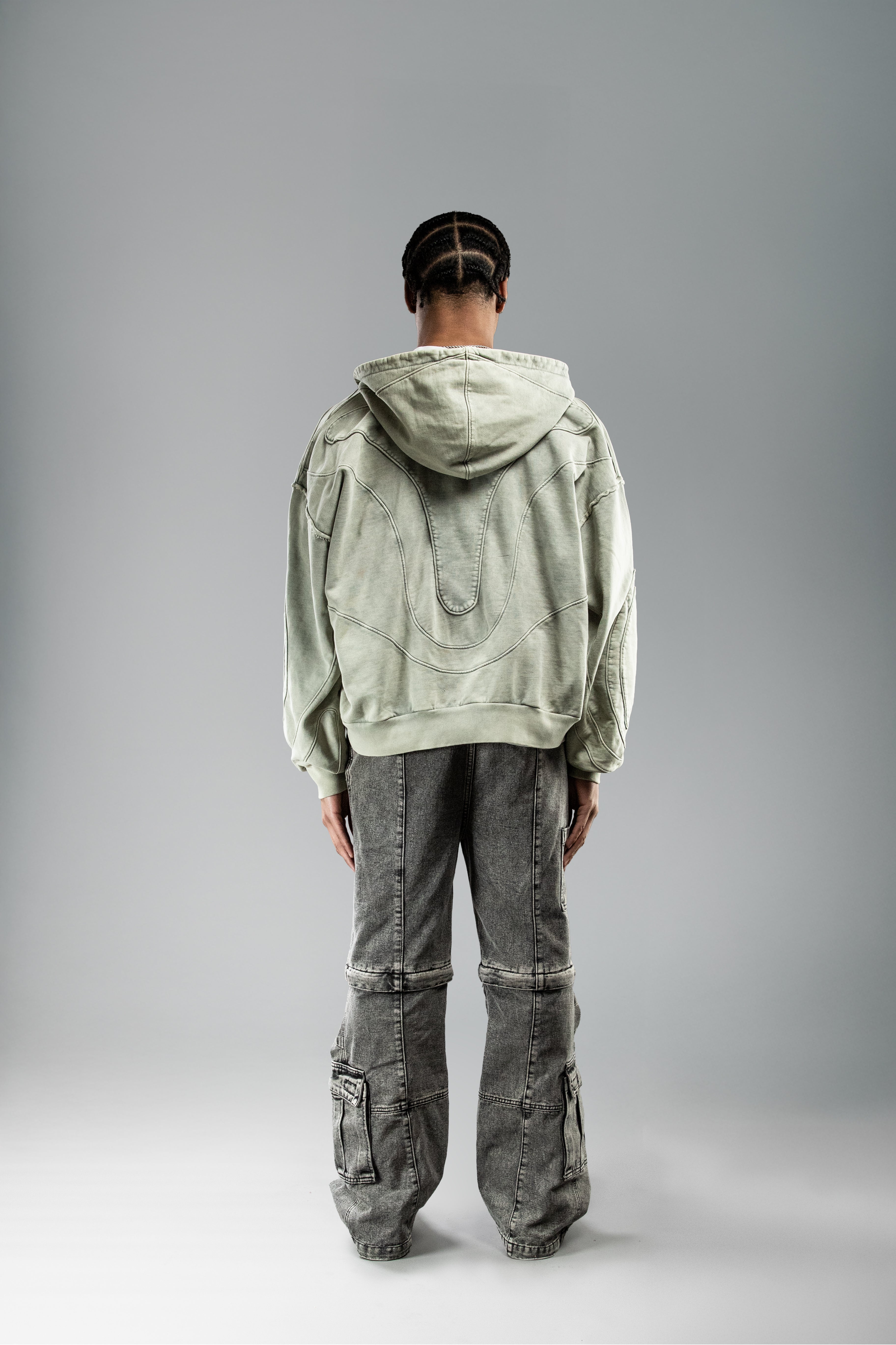 Rückansicht getragen: Rückseite mit symmetrischem Nahtmuster, Hoodie locker fallend.