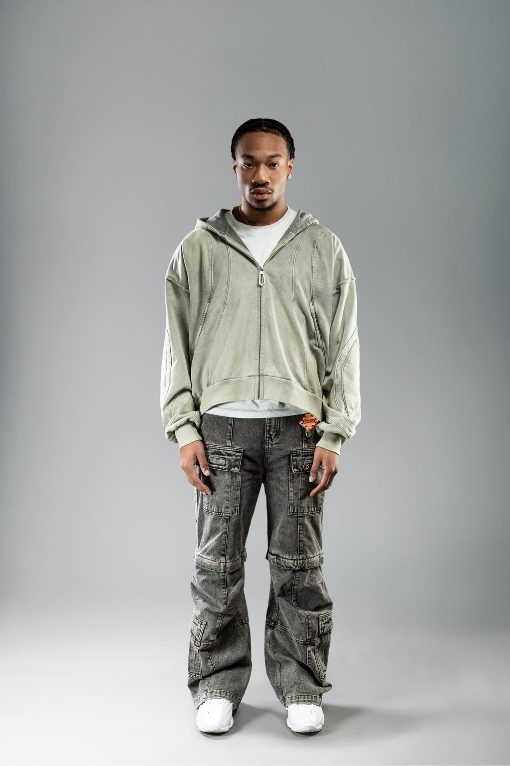 Frontalansicht getragen: Hoodie geöffnet über weißem Shirt, markante Linienführung.