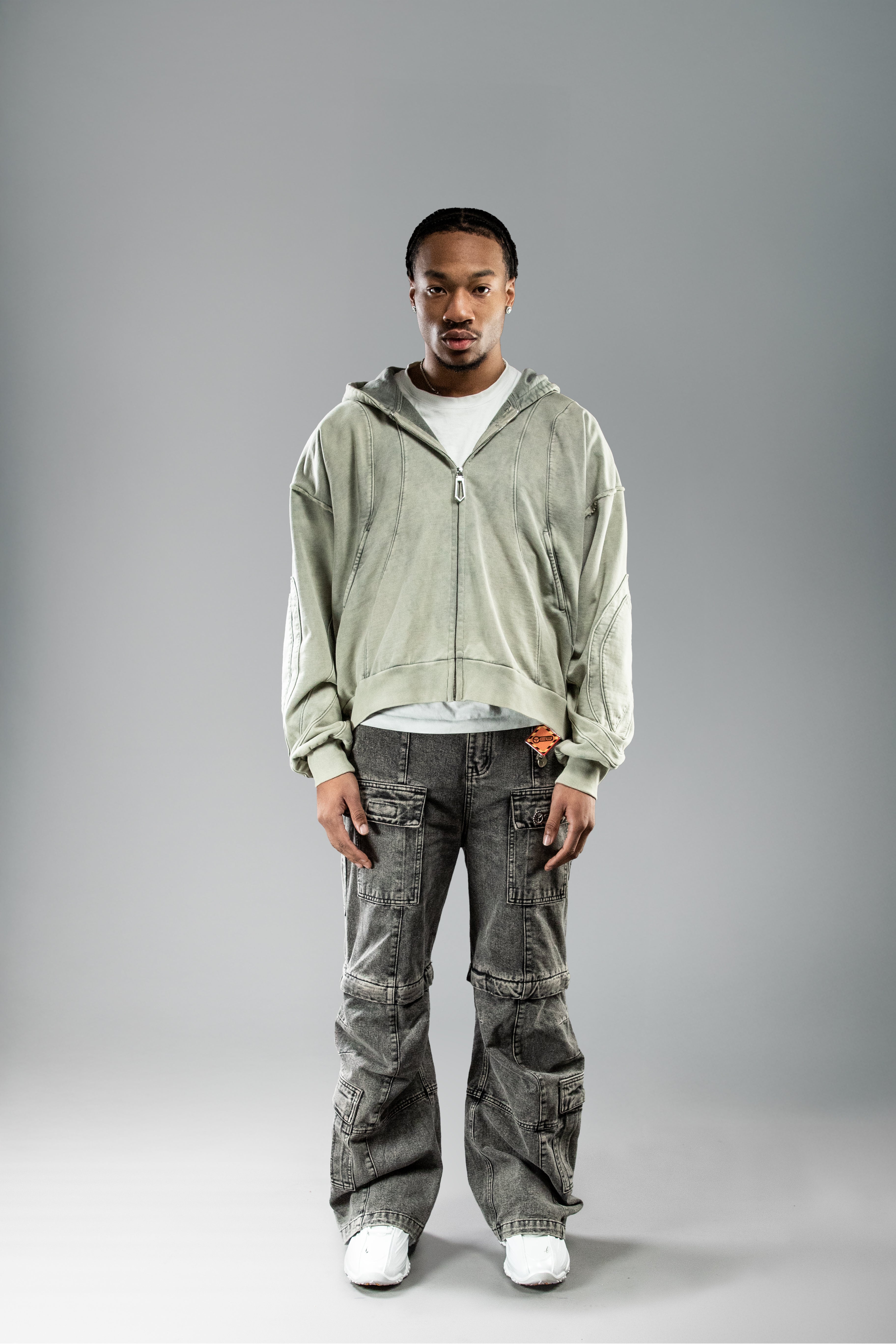 Frontalansicht getragen: Hoodie geöffnet über weißem Shirt, markante Linienführung.