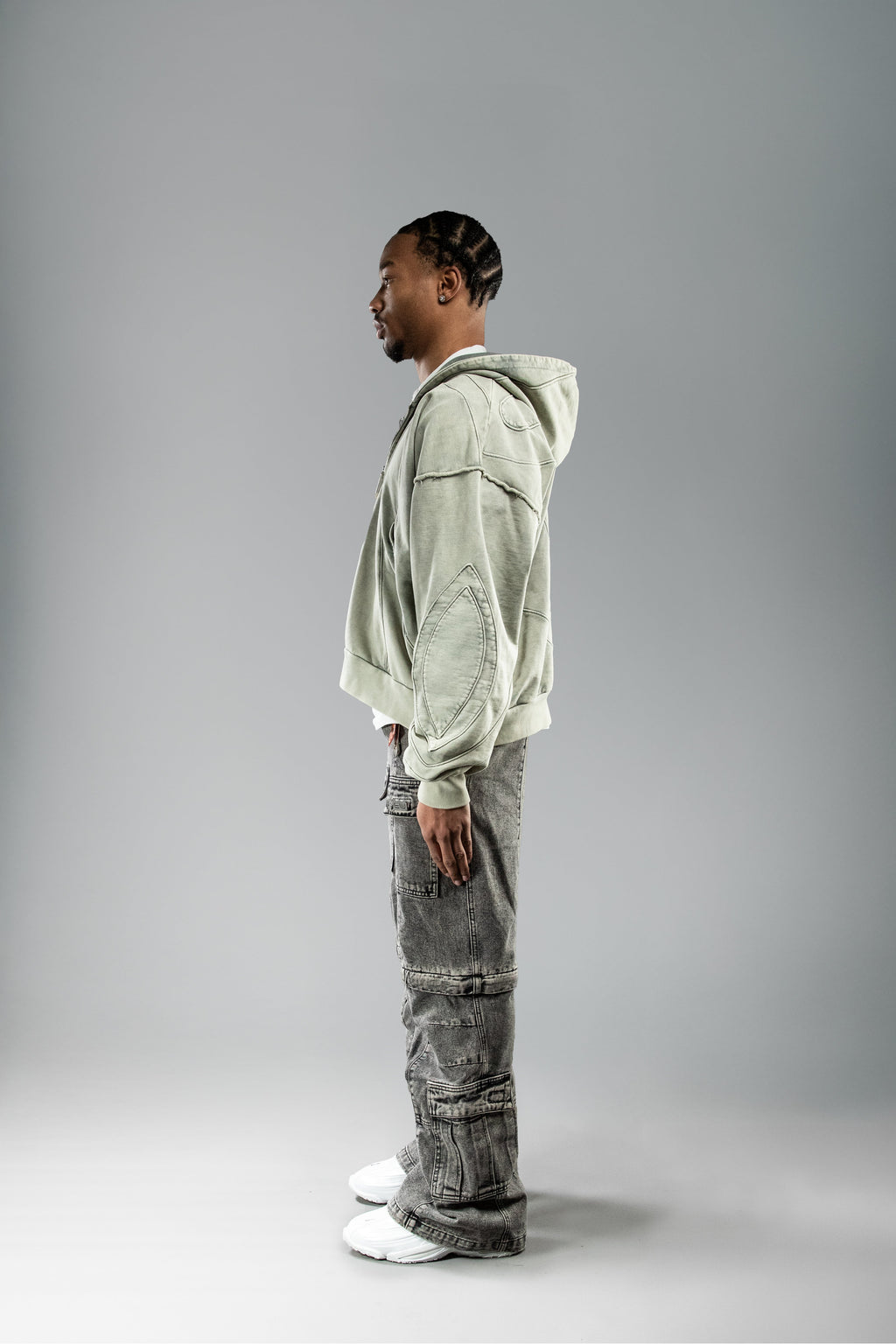 Seitenansicht mit Cap und Maske: Hoodie in stylishem Kontext getragen, seitliches Volumen betont.