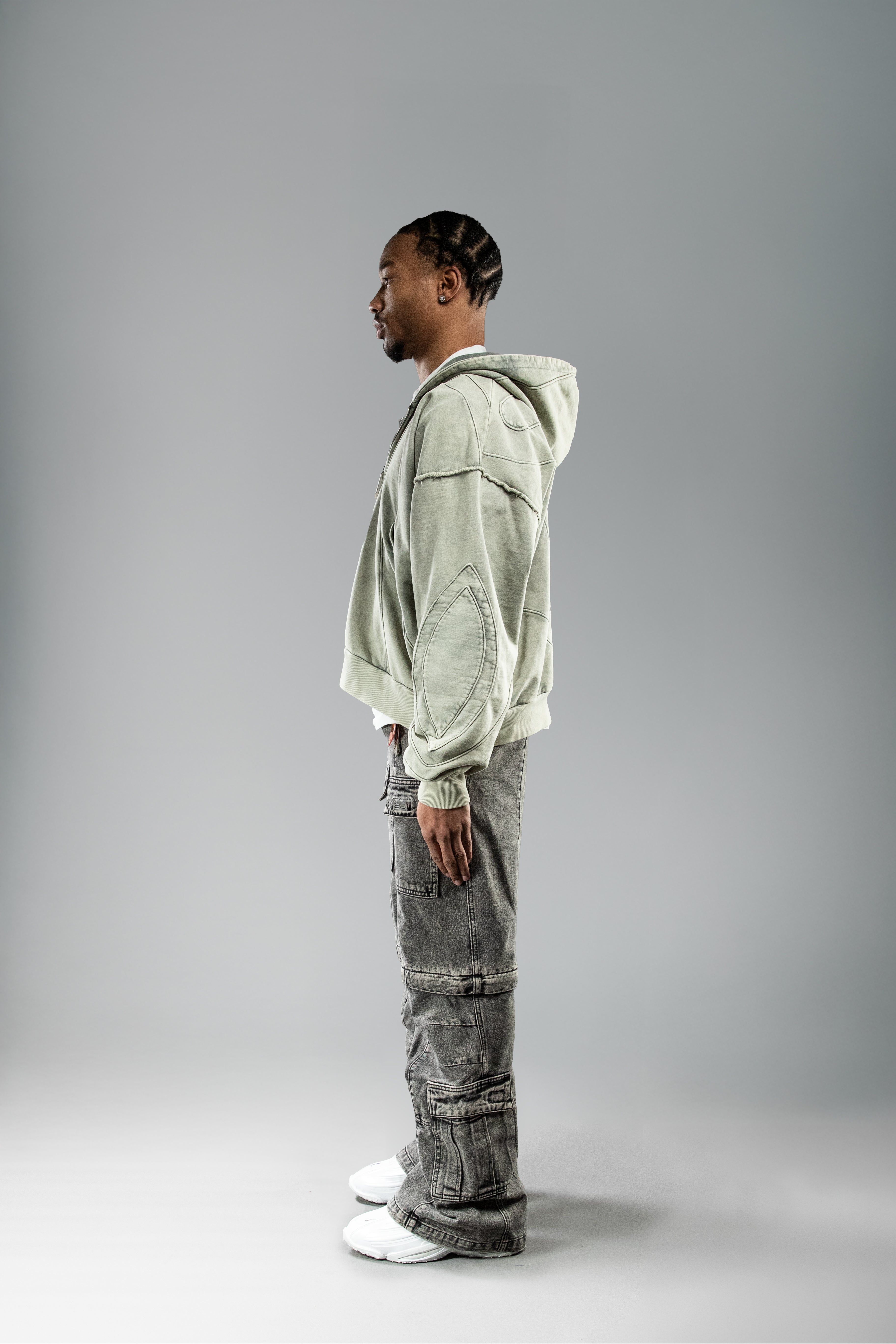 Seitenansicht mit Cap und Maske: Hoodie in stylishem Kontext getragen, seitliches Volumen betont.