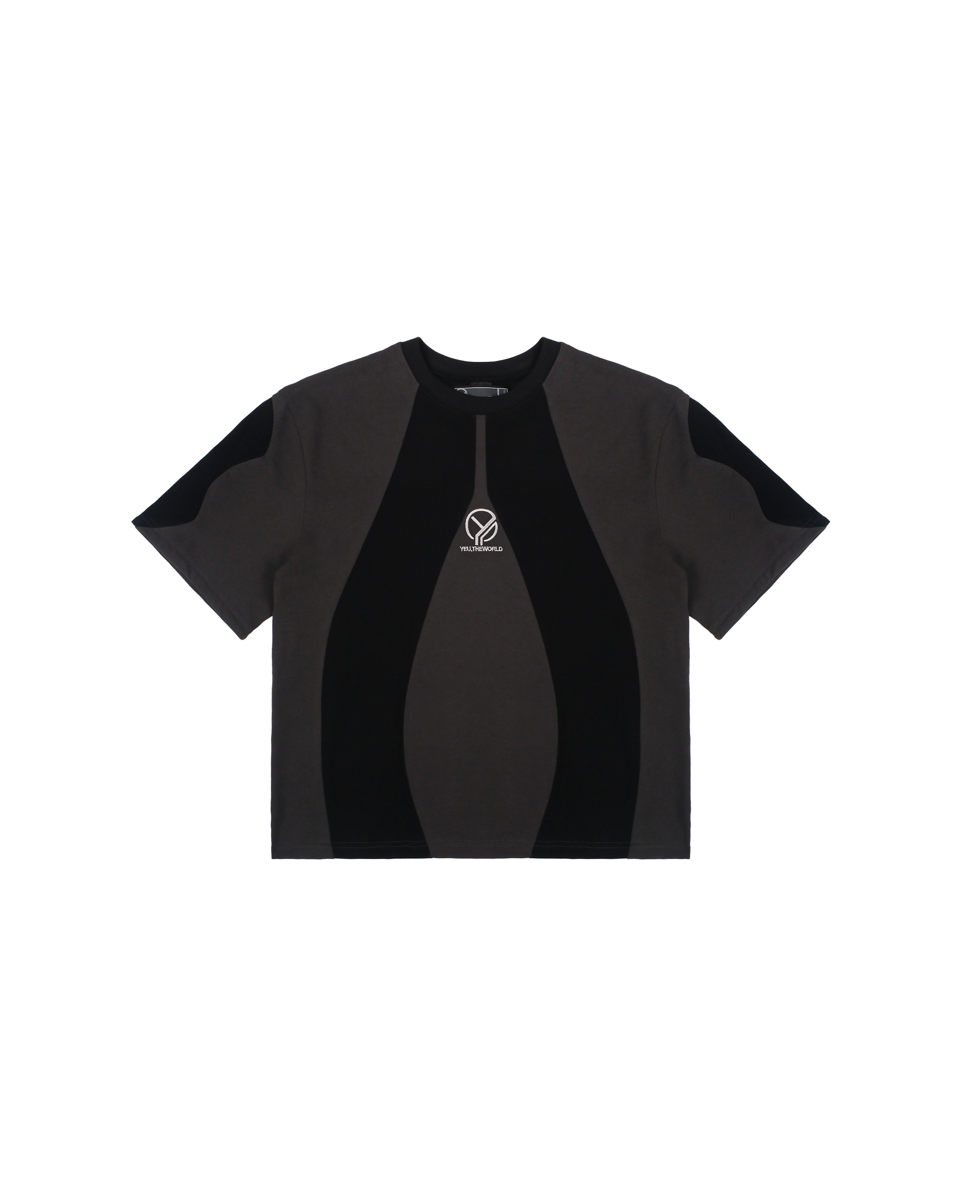 Freigestelltes schwarzes T-Shirt mit dunkler, grauer Panelstruktur. In der Mitte befindet sich eine weiße Stickerei des „YEU.THEWORLD“-Logos, eingebettet in ein zentriertes vertikales Designelement.