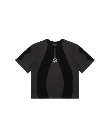Freigestelltes schwarzes T-Shirt mit dunkler, grauer Panelstruktur. In der Mitte befindet sich eine weiße Stickerei des „YEU.THEWORLD“-Logos, eingebettet in ein zentriertes vertikales Designelement.