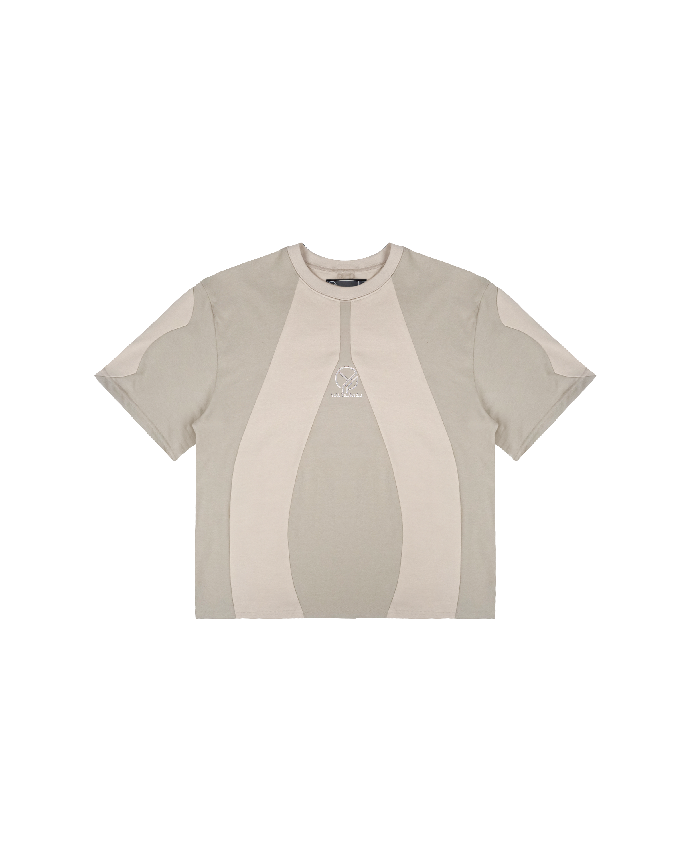 Vorderansicht des T-Shirts als Freisteller. Das Shirt zeigt eine zentrale hellbeige V-Form und die weiße Stickerei „YEU.THEWORLD“ auf der Brus