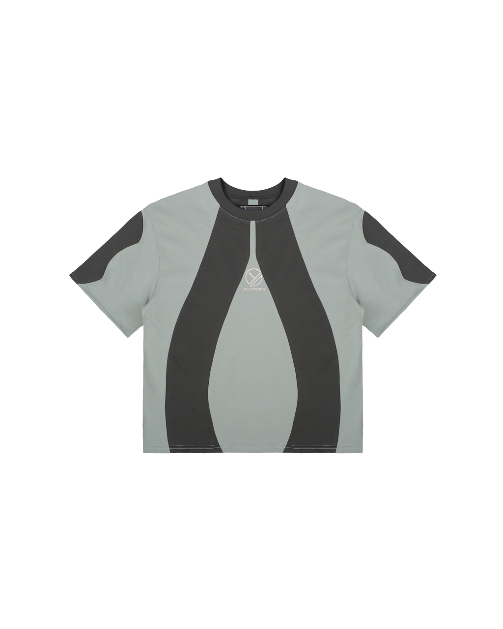 Freigestelltes T-Shirt mit bogenförmigen Farbflächen in Schwarz auf graugrünem Grund und zentral platzierter grauer Logo-Stickerei von „YEU.THEWORLD“.